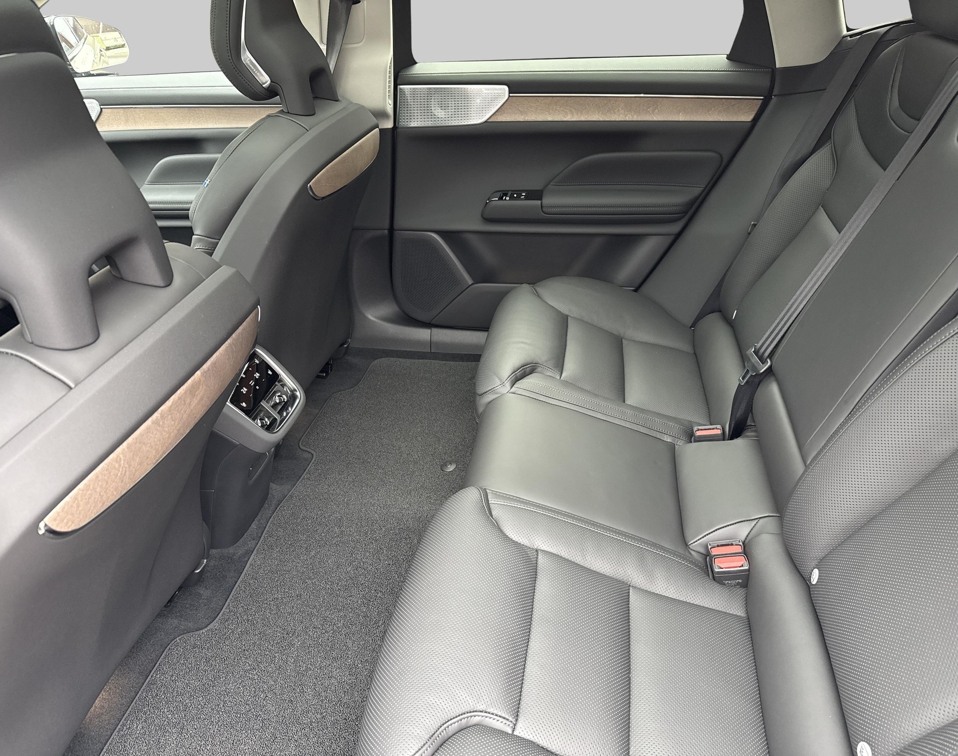 VOLVO ES90 Ultra-showroom-element-3