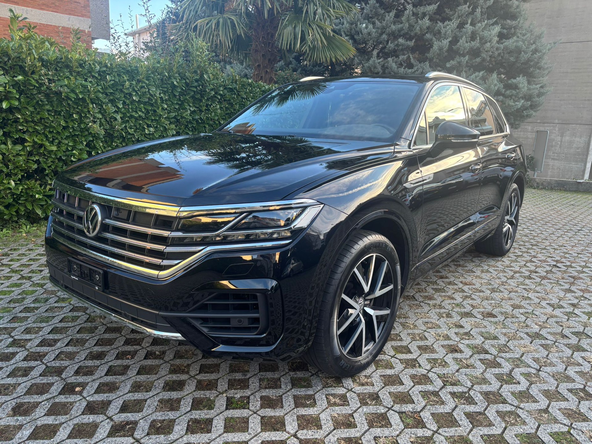 VW Touareg 3.0 TDI R Line Tiptronic-image-0