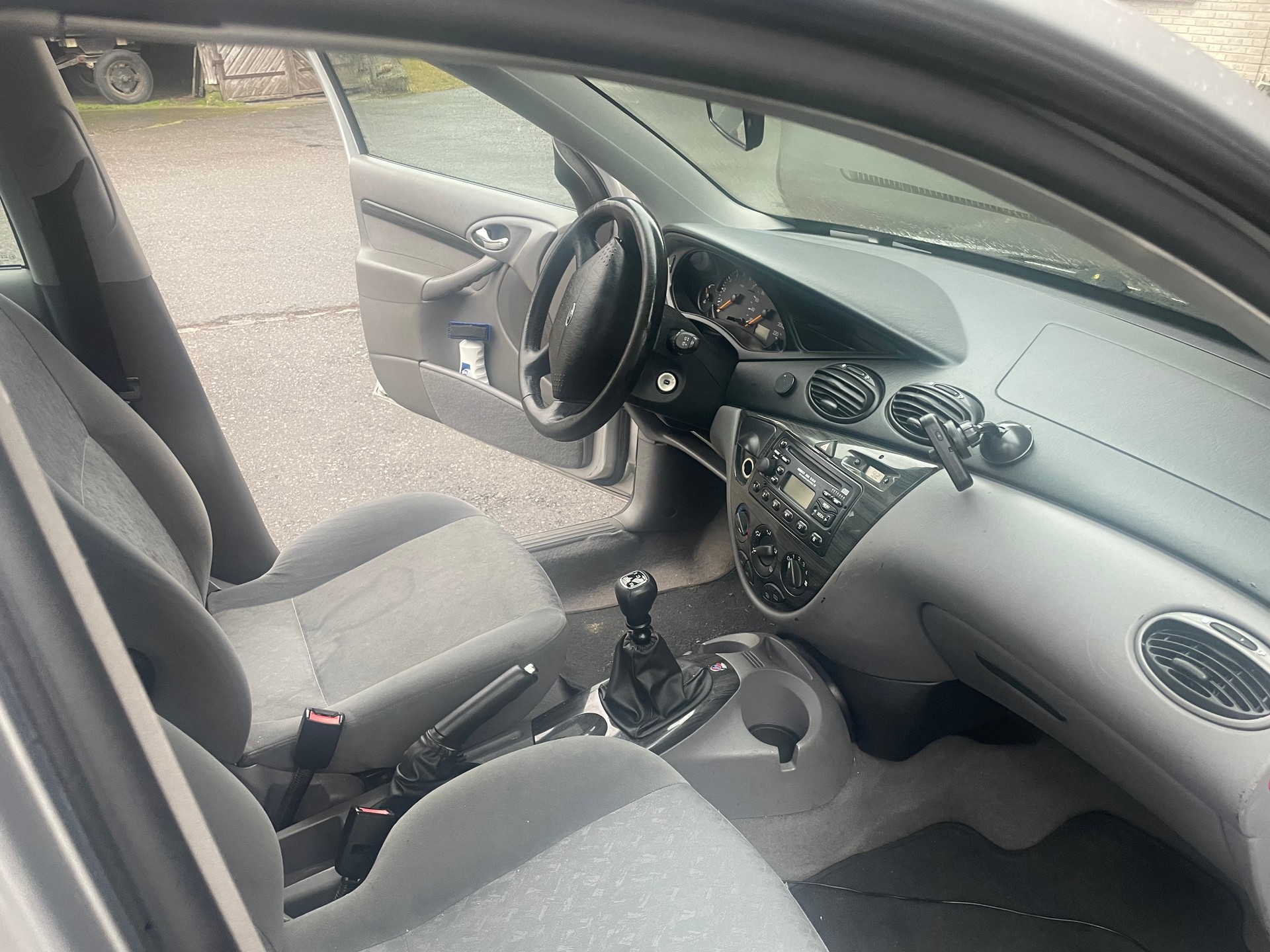 FORD Focus 2.0i 16V Ghia-image-8