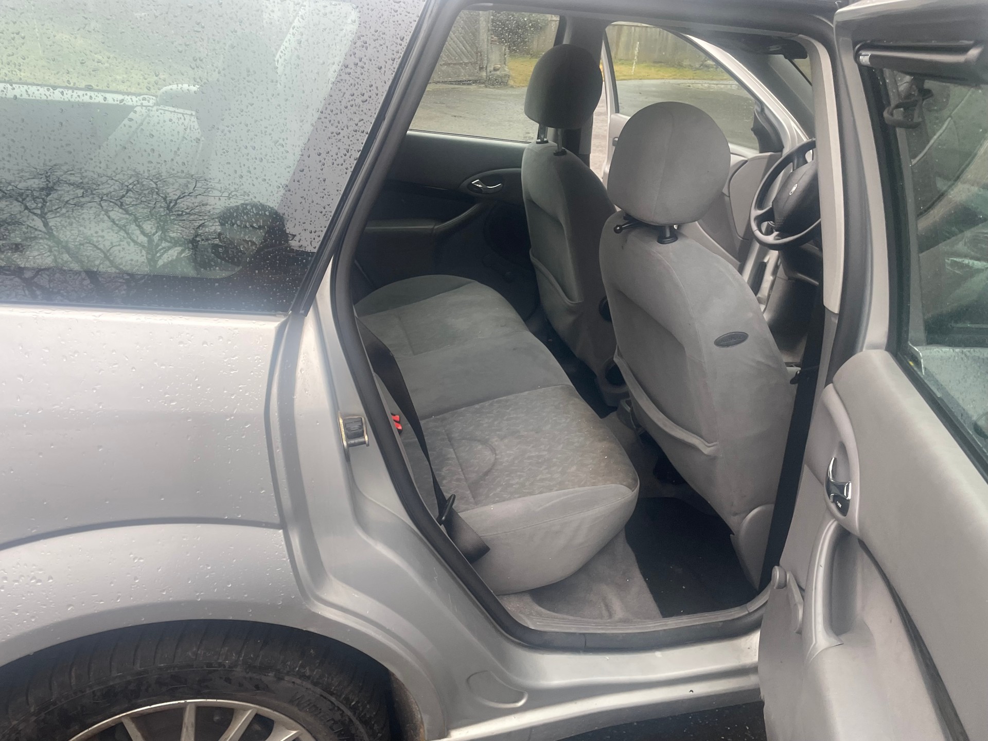 FORD Focus 2.0i 16V Ghia-image-10