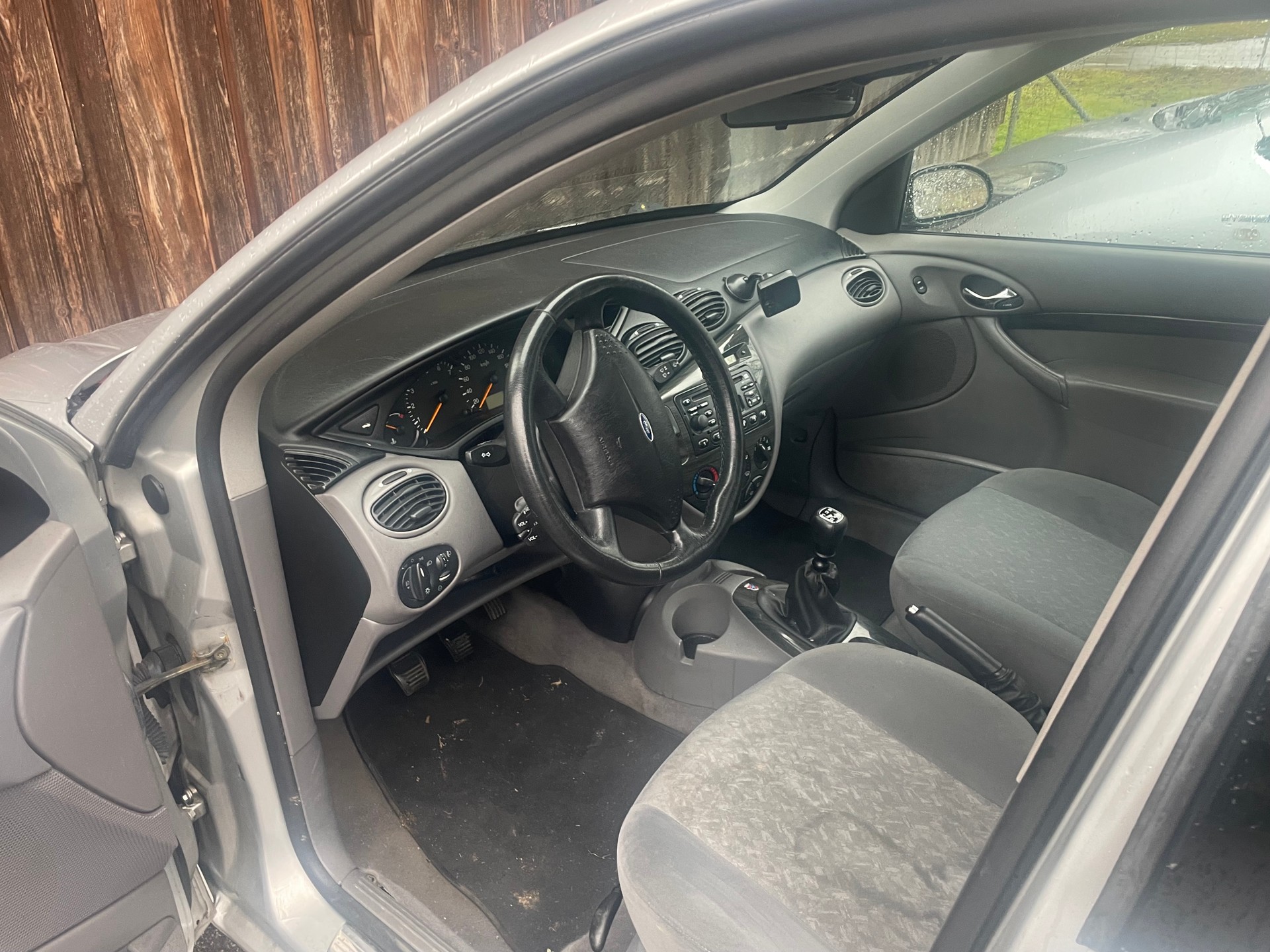 FORD Focus 2.0i 16V Ghia-image-7