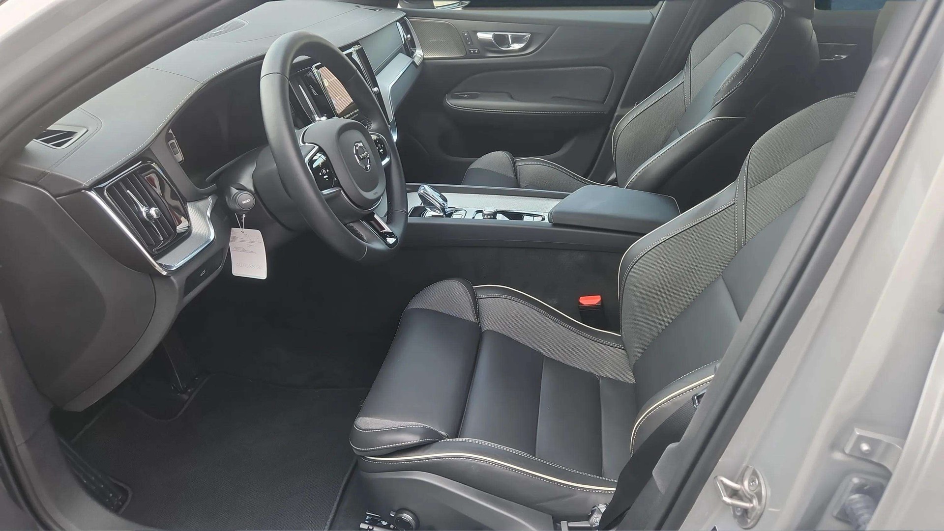 VOLVO V60 B4 Benzin Mild Hybrid Ultra Dark DCT mit AHK & Panoramadach & 5J Werksgarantie-image-10