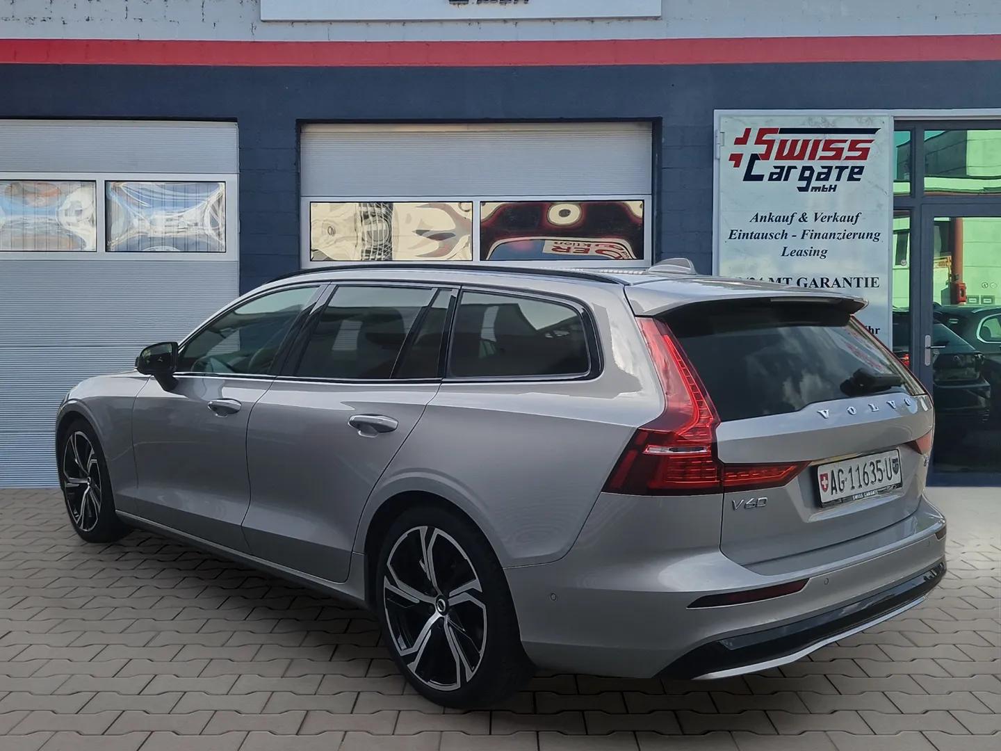 VOLVO V60 B4 Benzin Mild Hybrid Ultra Dark DCT mit AHK & Panoramadach & 5J Werksgarantie-image-5