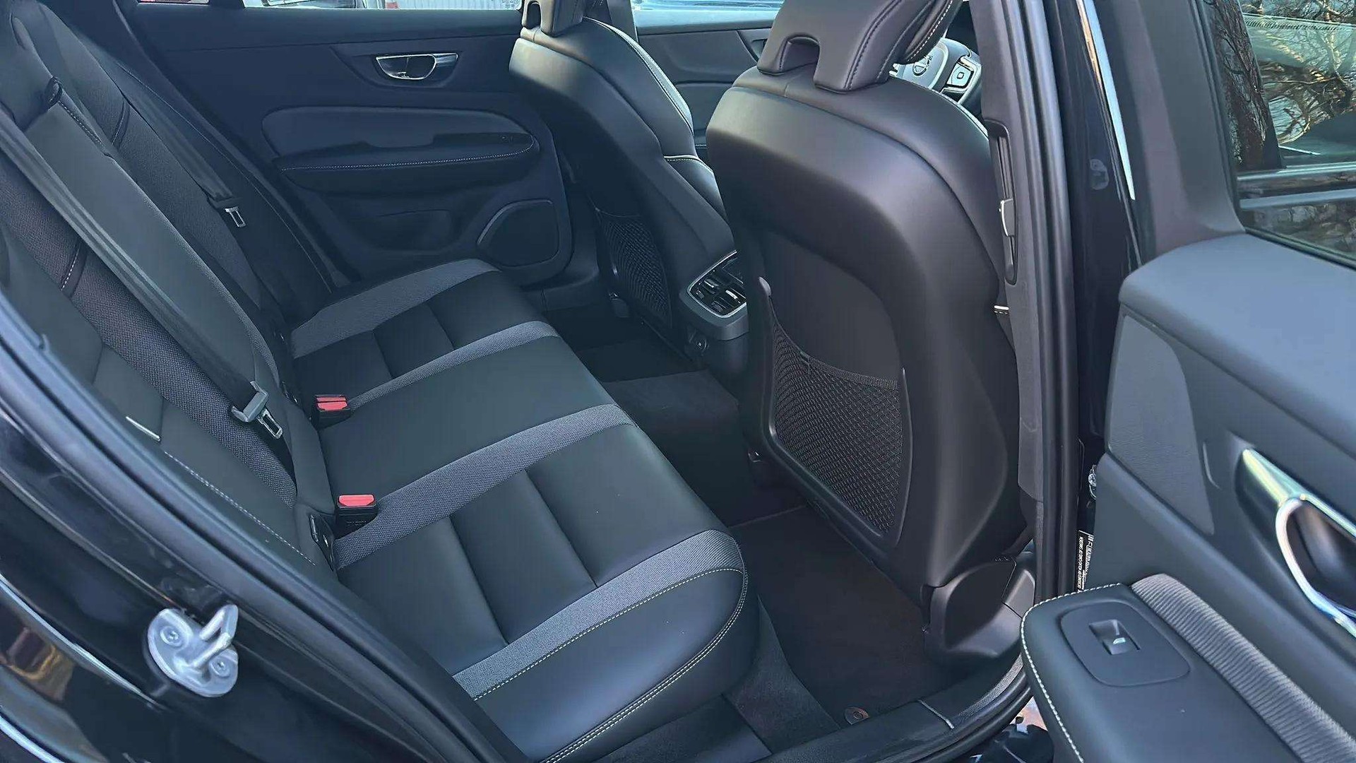 VOLVO V60 B4 Benzin Mild Hybrid Ultimate Dark DCT mit AHK & Panoramadach & 5J Werksgarantie-image-13