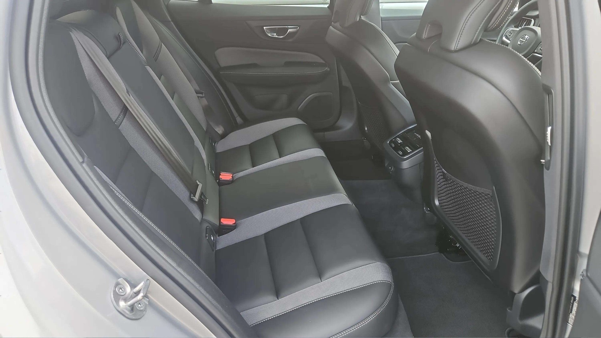 VOLVO V60 B4 Benzin Mild Hybrid Ultra Dark DCT mit AHK & Panoramadach & 5J Werksgarantie-image-13