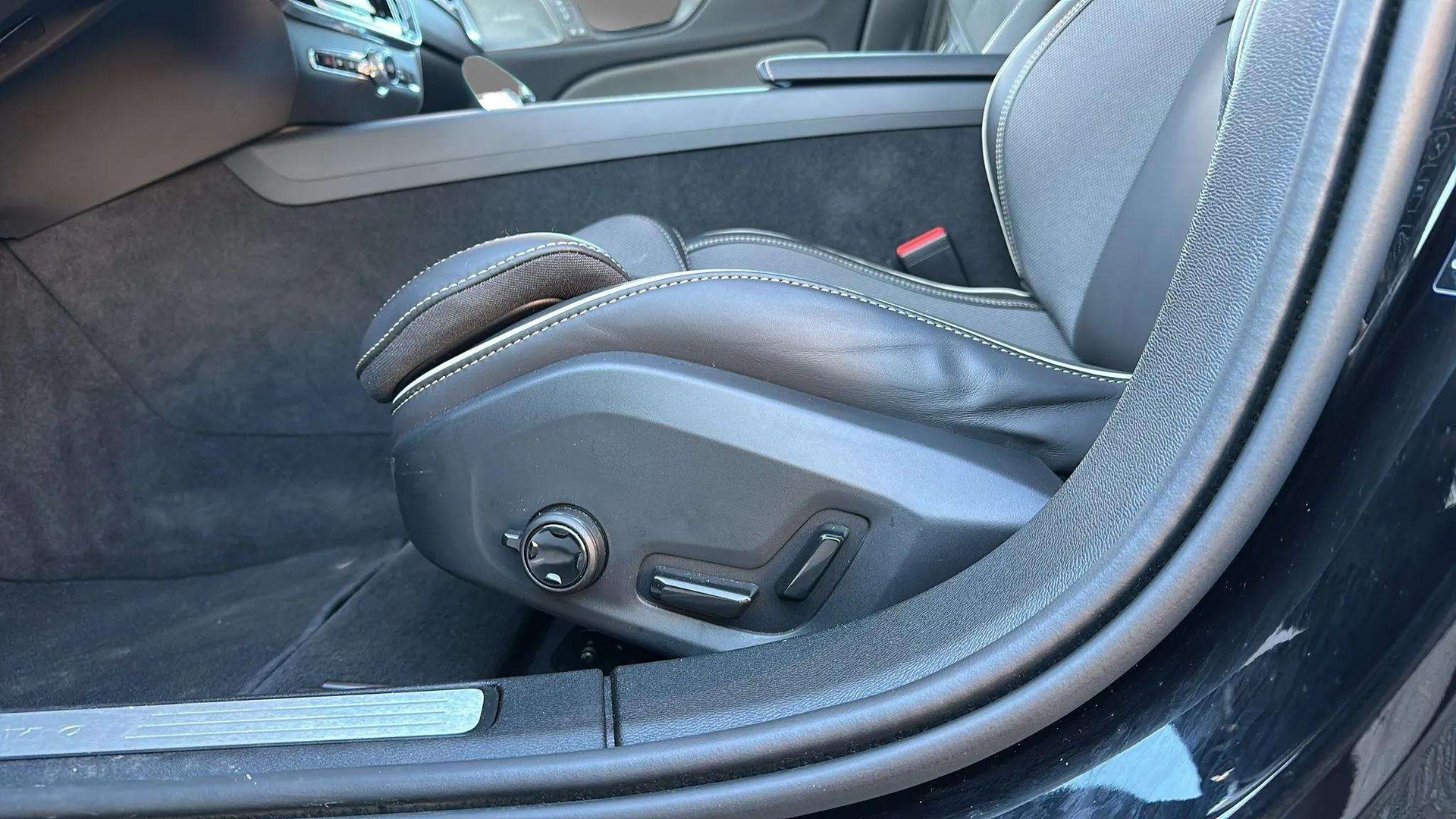 VOLVO V60 B4 Benzin Mild Hybrid Ultimate Dark DCT mit AHK & Panoramadach & 5J Werksgarantie-image-10