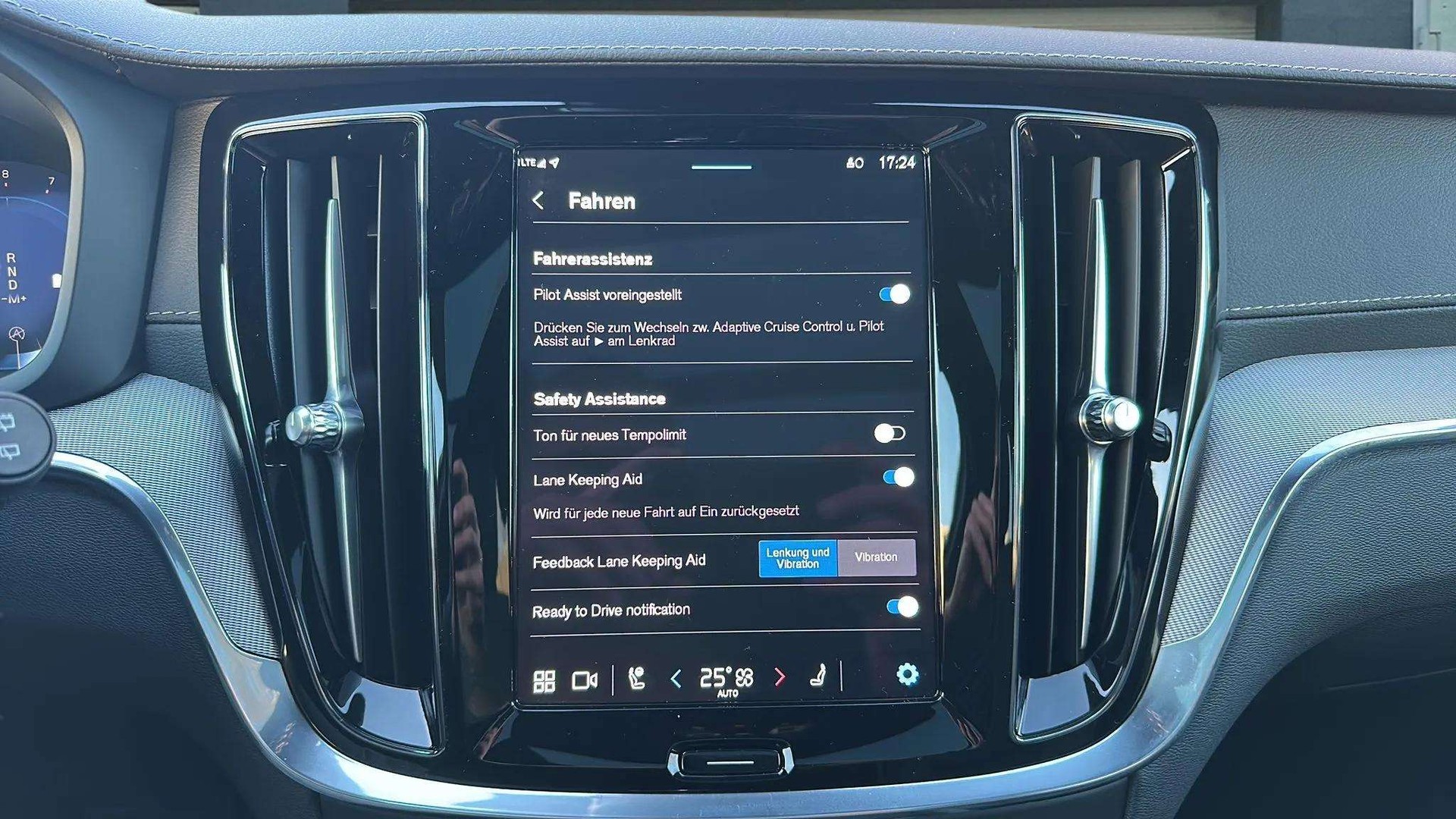 VOLVO V60 B4 Benzin Mild Hybrid Ultimate Dark DCT mit AHK & Panoramadach & 5J Werksgarantie-image-18