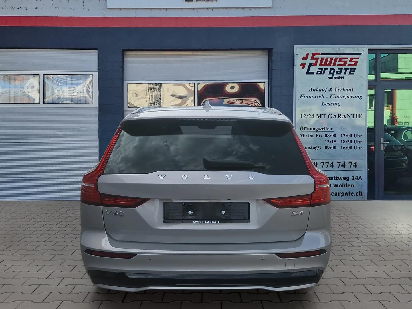 VOLVO V60 B4 Benzin Mild Hybrid Ultra Dark DCT mit AHK & Panoramadach & 5J Werksgarantie-image-6