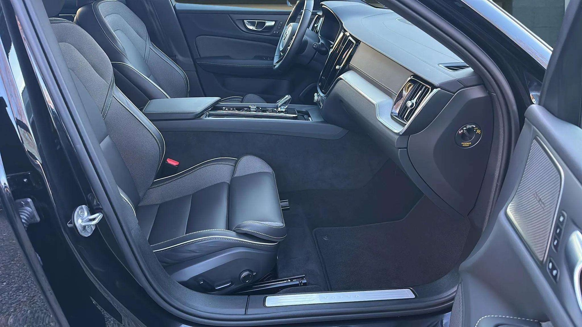 VOLVO V60 B4 Benzin Mild Hybrid Ultimate Dark DCT mit AHK & Panoramadach & 5J Werksgarantie-image-11