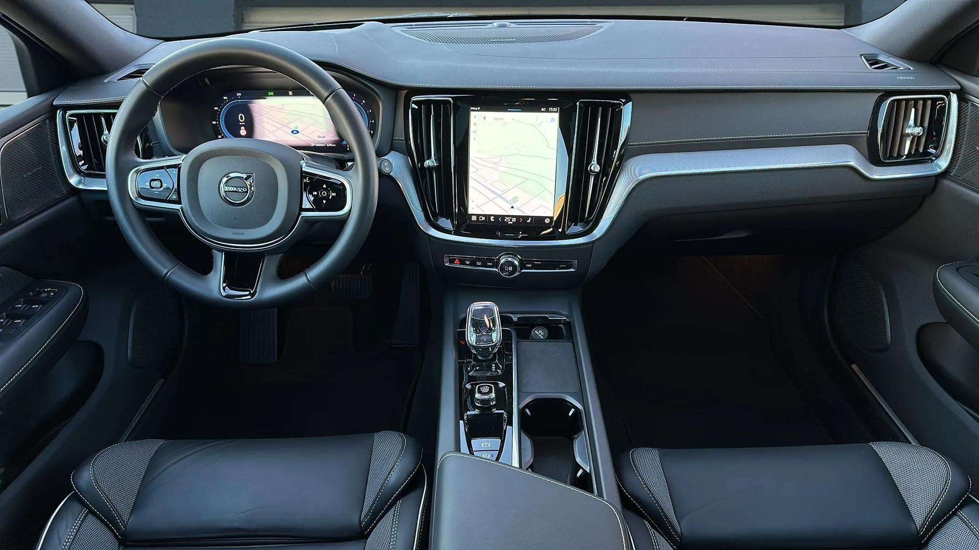 VOLVO V60 B4 Benzin Mild Hybrid Ultimate Dark DCT mit AHK & Panoramadach & 5J Werksgarantie-image-8
