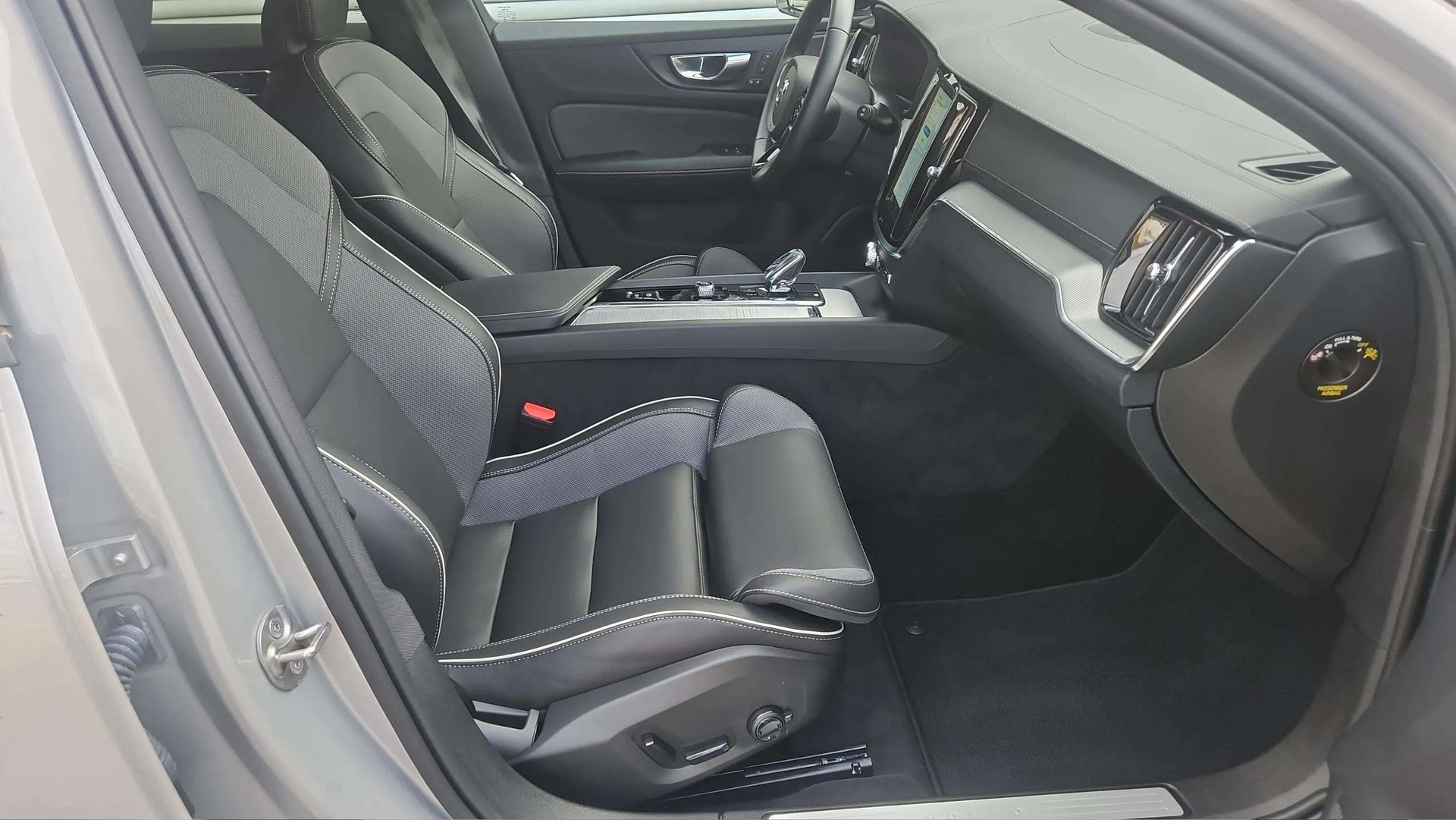 VOLVO V60 B4 Benzin Mild Hybrid Ultra Dark DCT mit AHK & Panoramadach & 5J Werksgarantie-image-11