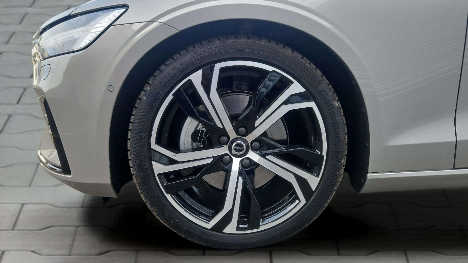 VOLVO V60 B4 Benzin Mild Hybrid Ultra Dark DCT mit AHK & Panoramadach & 5J Werksgarantie-image-30