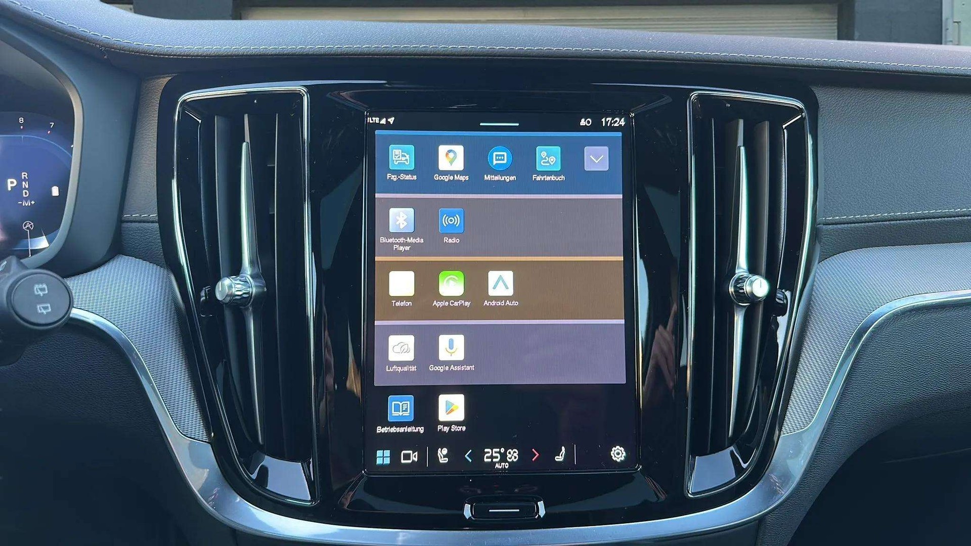 VOLVO V60 B4 Benzin Mild Hybrid Ultimate Dark DCT mit AHK & Panoramadach & 5J Werksgarantie-image-16