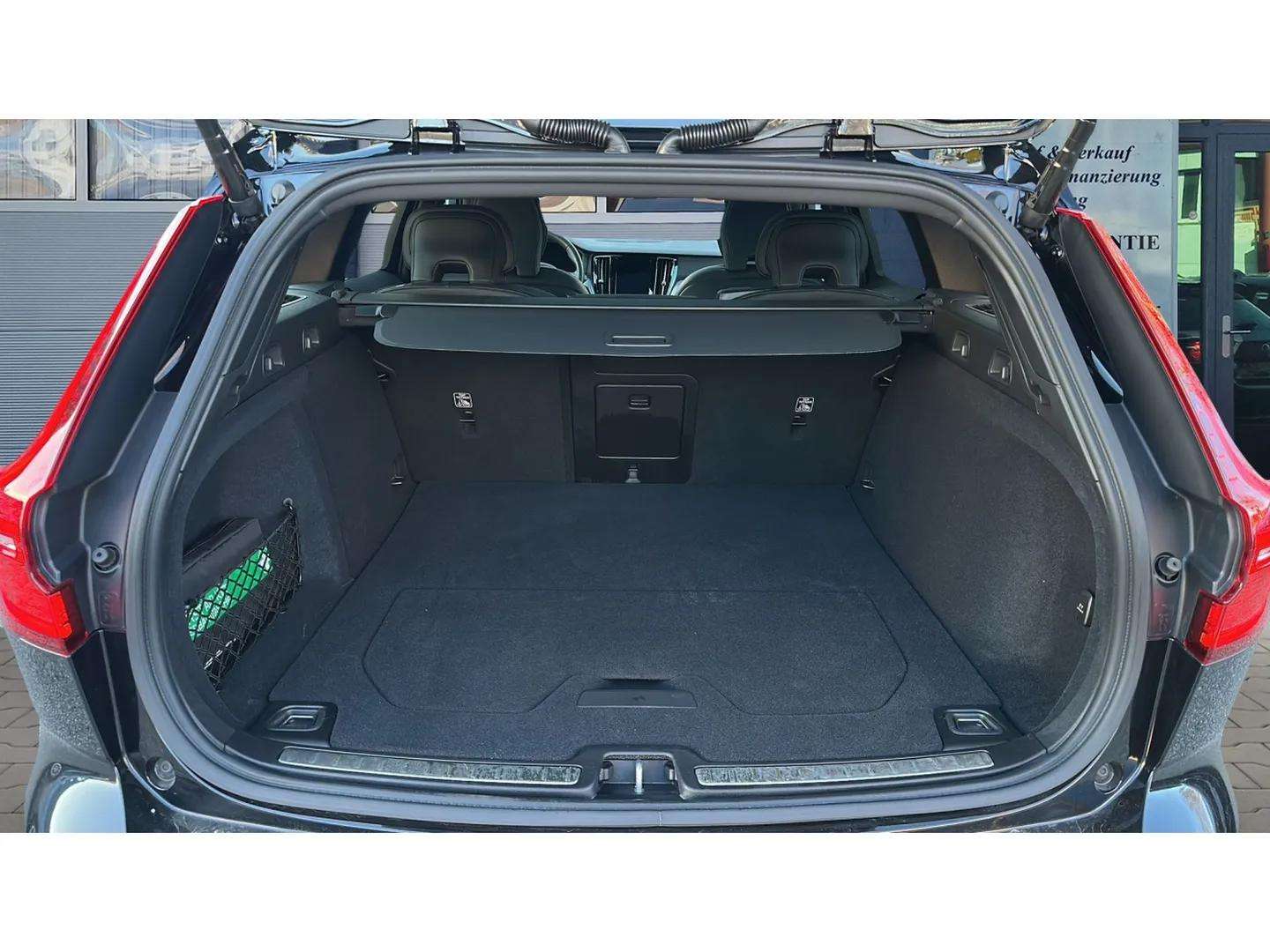 VOLVO V60 B4 Benzin Mild Hybrid Ultimate Dark DCT mit AHK & Panoramadach & 5J Werksgarantie-image-14