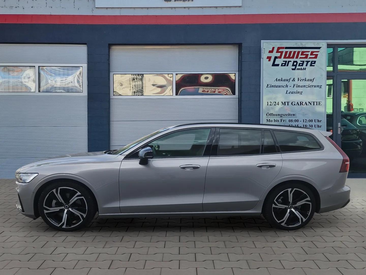 VOLVO V60 B4 Benzin Mild Hybrid Ultra Dark DCT mit AHK & Panoramadach & 5J Werksgarantie-image-4