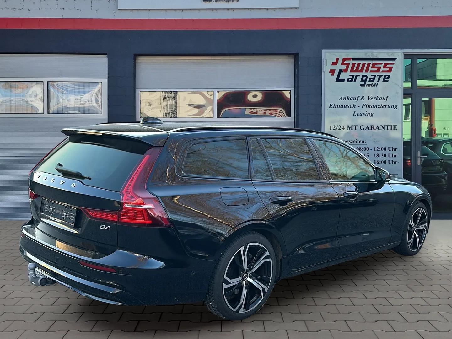 VOLVO V60 B4 Benzin Mild Hybrid Ultimate Dark DCT mit AHK & Panoramadach & 5J Werksgarantie-image-6