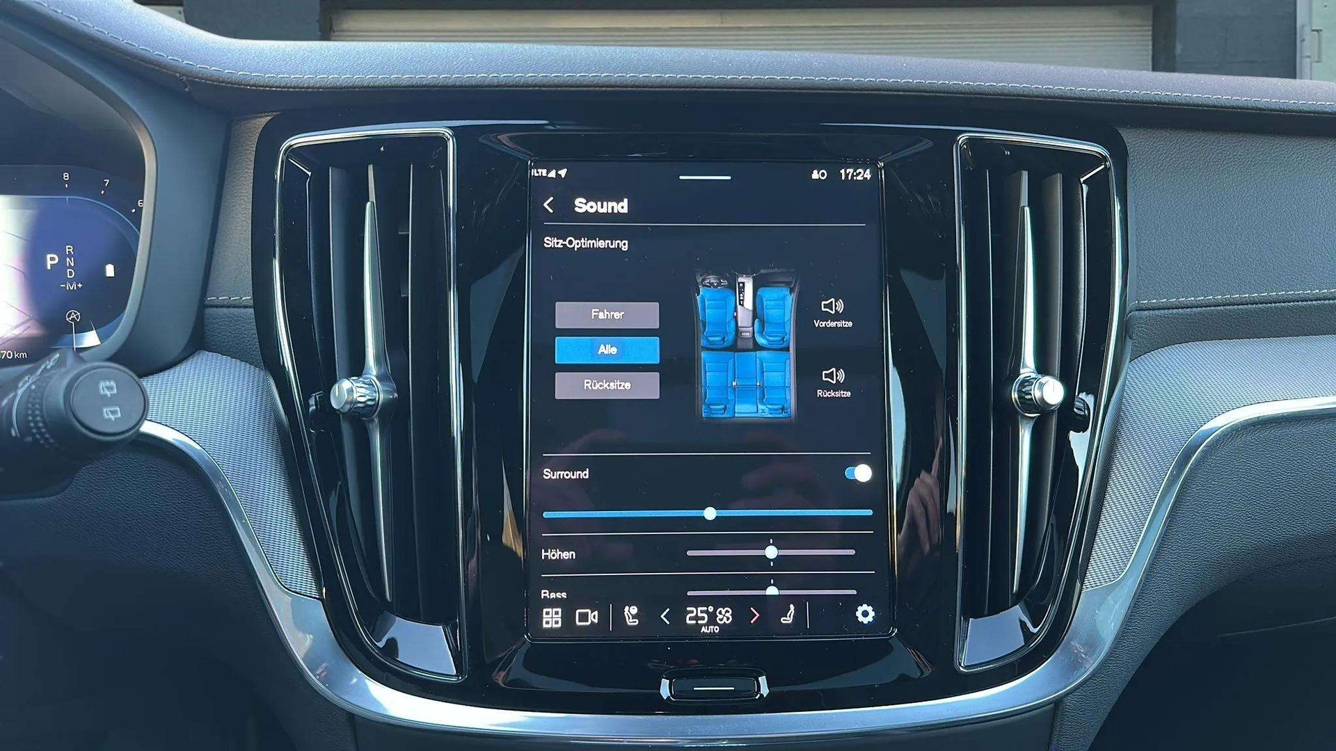VOLVO V60 B4 Benzin Mild Hybrid Ultimate Dark DCT mit AHK & Panoramadach & 5J Werksgarantie-image-19