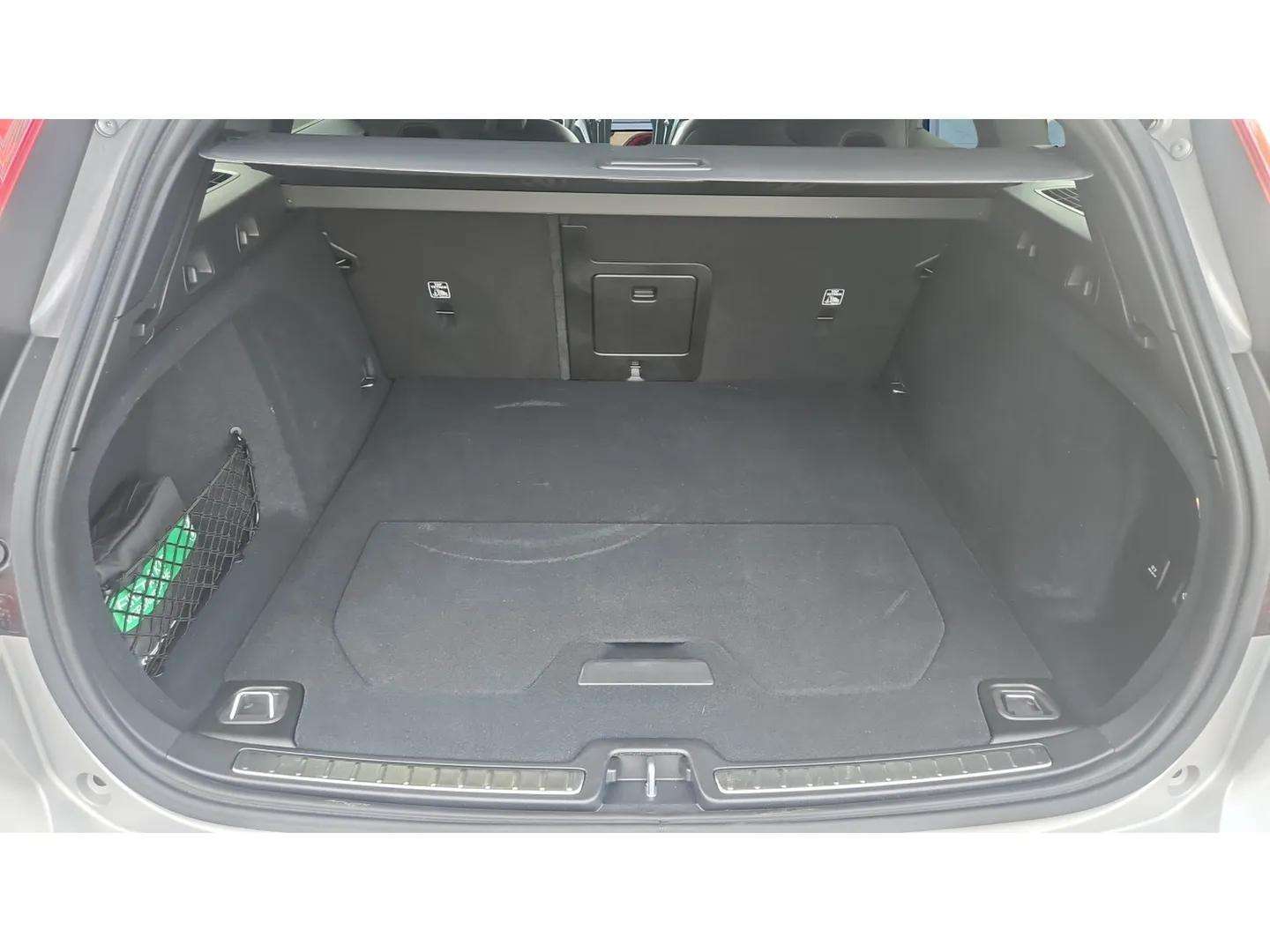 VOLVO V60 B4 Benzin Mild Hybrid Ultra Dark DCT mit AHK & Panoramadach & 5J Werksgarantie-image-14