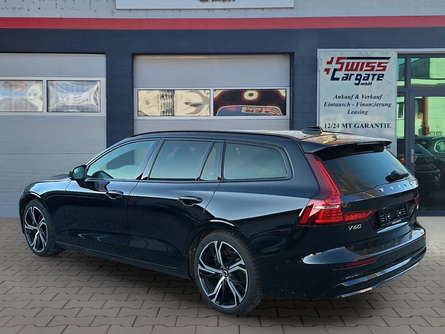 VOLVO V60 B4 Benzin Mild Hybrid Ultimate Dark DCT mit AHK & Panoramadach & 5J Werksgarantie-image-4