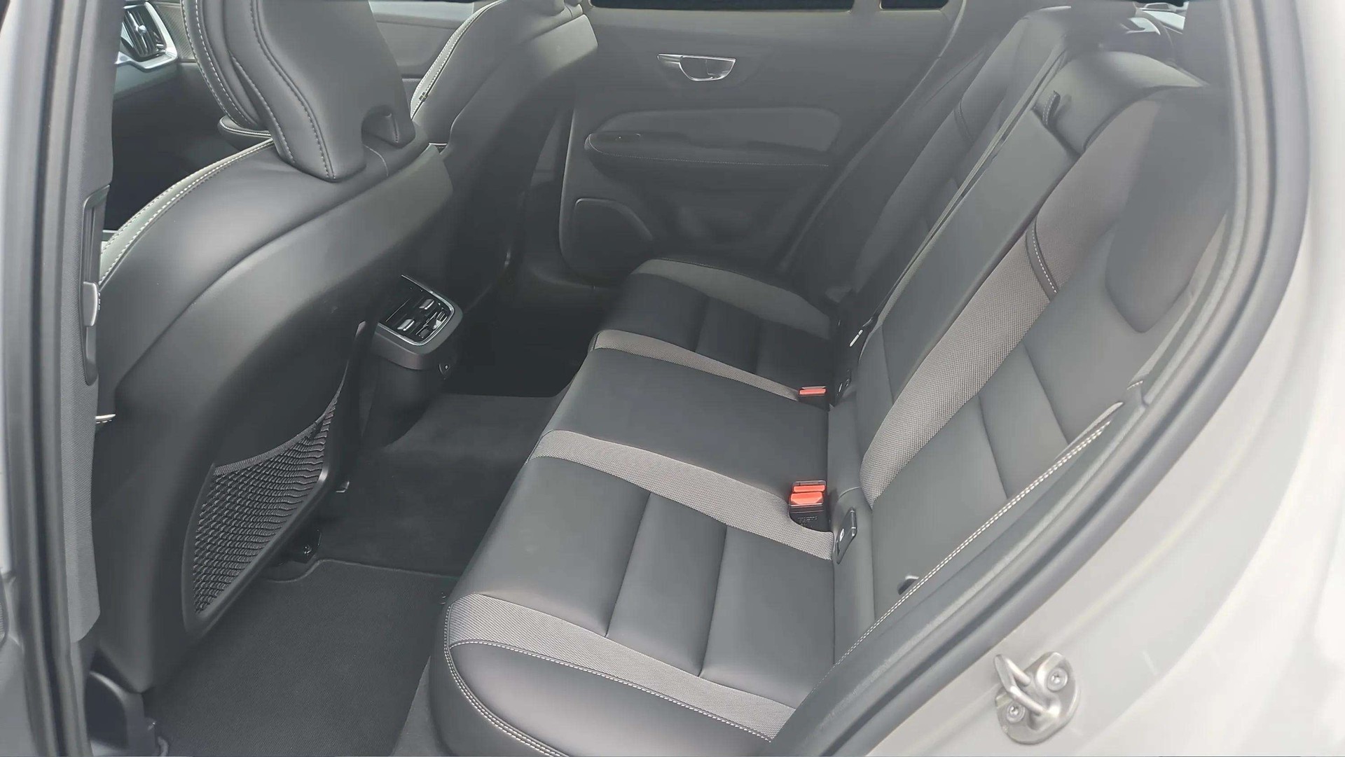 VOLVO V60 B4 Benzin Mild Hybrid Ultra Dark DCT mit AHK & Panoramadach & 5J Werksgarantie-image-12