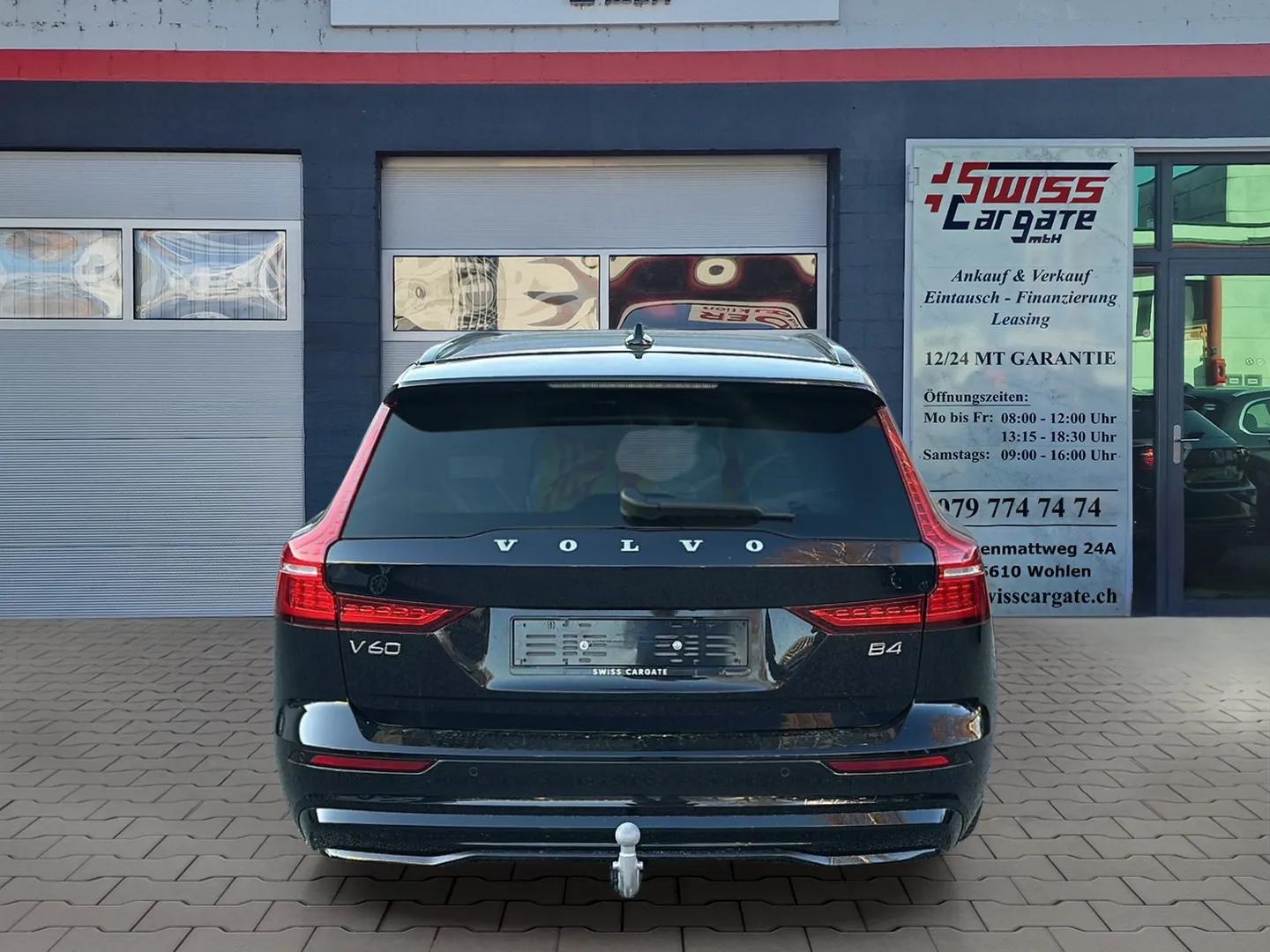 VOLVO V60 B4 Benzin Mild Hybrid Ultimate Dark DCT mit AHK & Panoramadach & 5J Werksgarantie-image-5