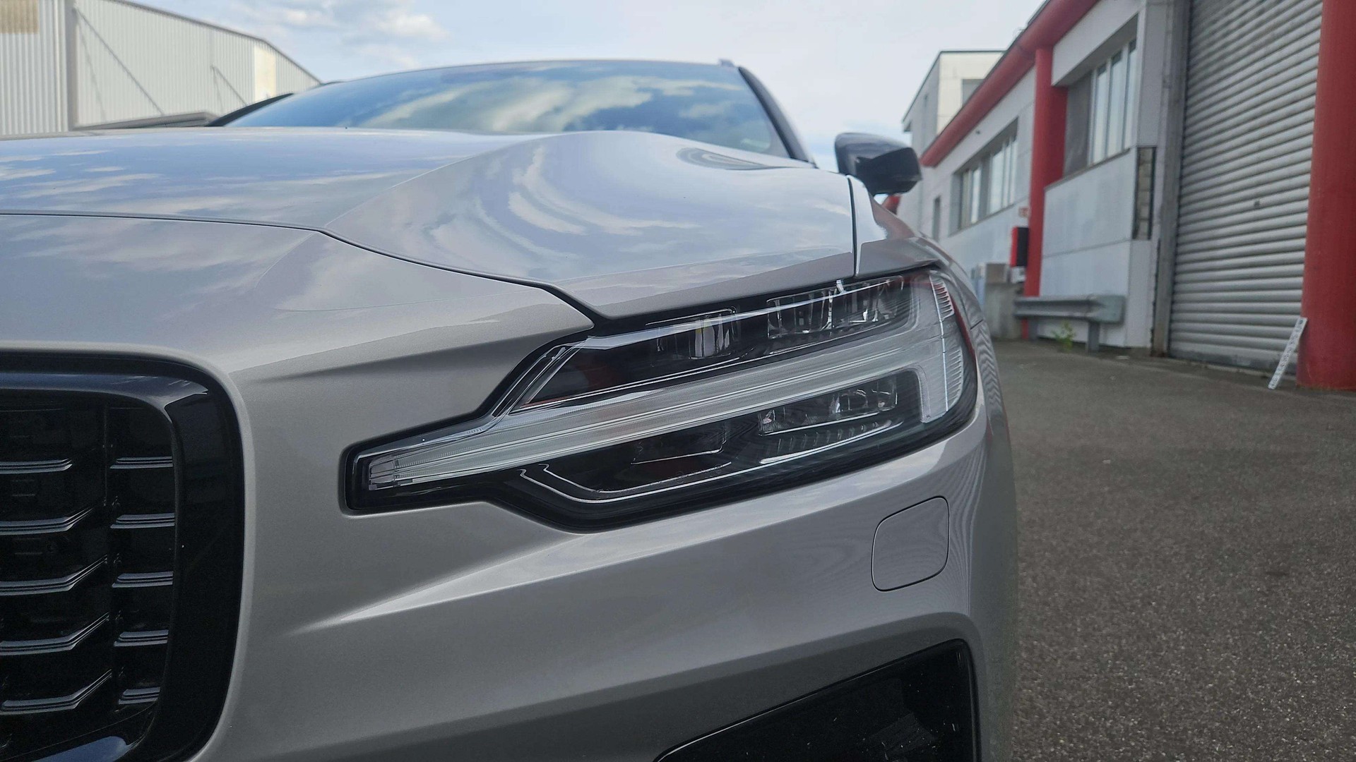 VOLVO V60 B4 Benzin Mild Hybrid Ultra Dark DCT mit AHK & Panoramadach & 5J Werksgarantie-image-29