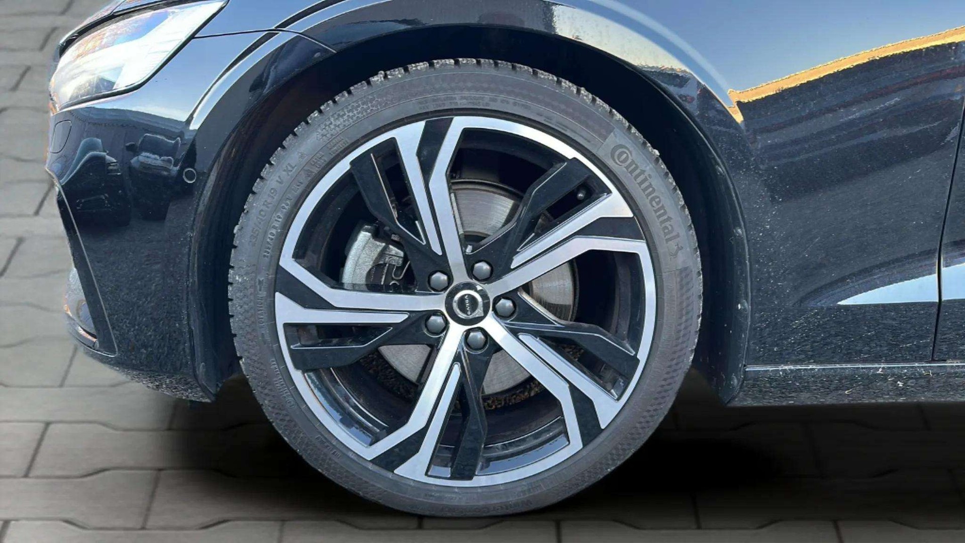 VOLVO V60 B4 Benzin Mild Hybrid Ultimate Dark DCT mit AHK & Panoramadach & 5J Werksgarantie-image-25