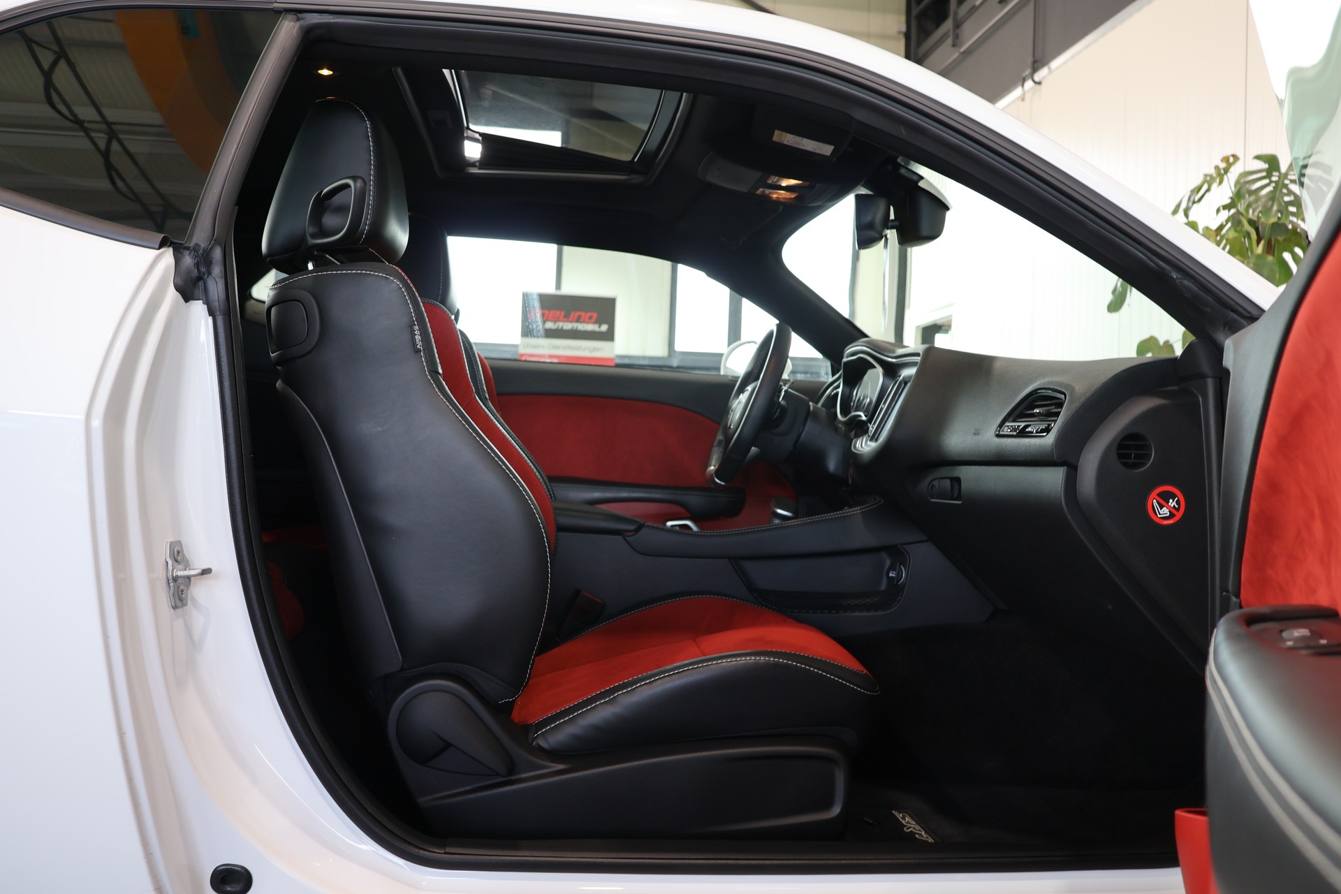 DODGE Challenger SRT 392 6.4 V8 Hemi-image-12