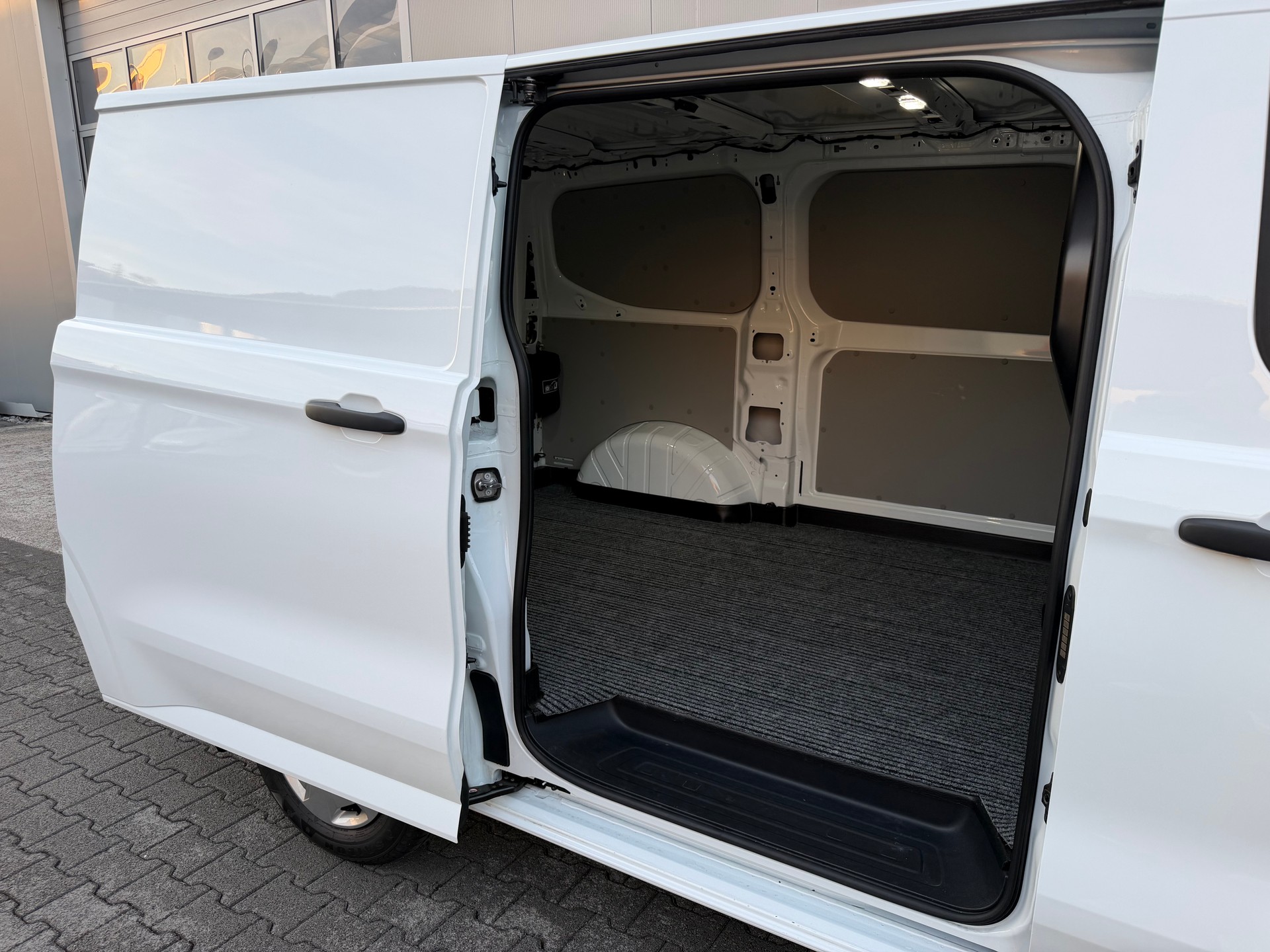 FORD Transit Custom Van 300 L1H1 Trend*FACELIFT MODELL*NUR 22000 KM*TOP ZUSTAND*TOP AUSSTATTUNG*NAVI*RÜCKFAHRKAMERA*3 SITZE*AHK*-image-30