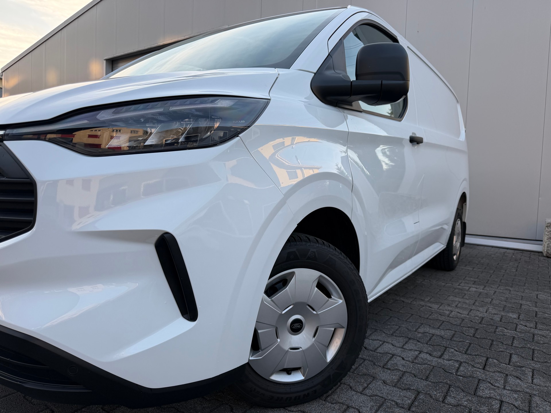 FORD Transit Custom Van 300 L1H1 Trend*FACELIFT MODELL*NUR 22000 KM*TOP ZUSTAND*TOP AUSSTATTUNG*NAVI*RÜCKFAHRKAMERA*3 SITZE*AHK*-showroom-element-1