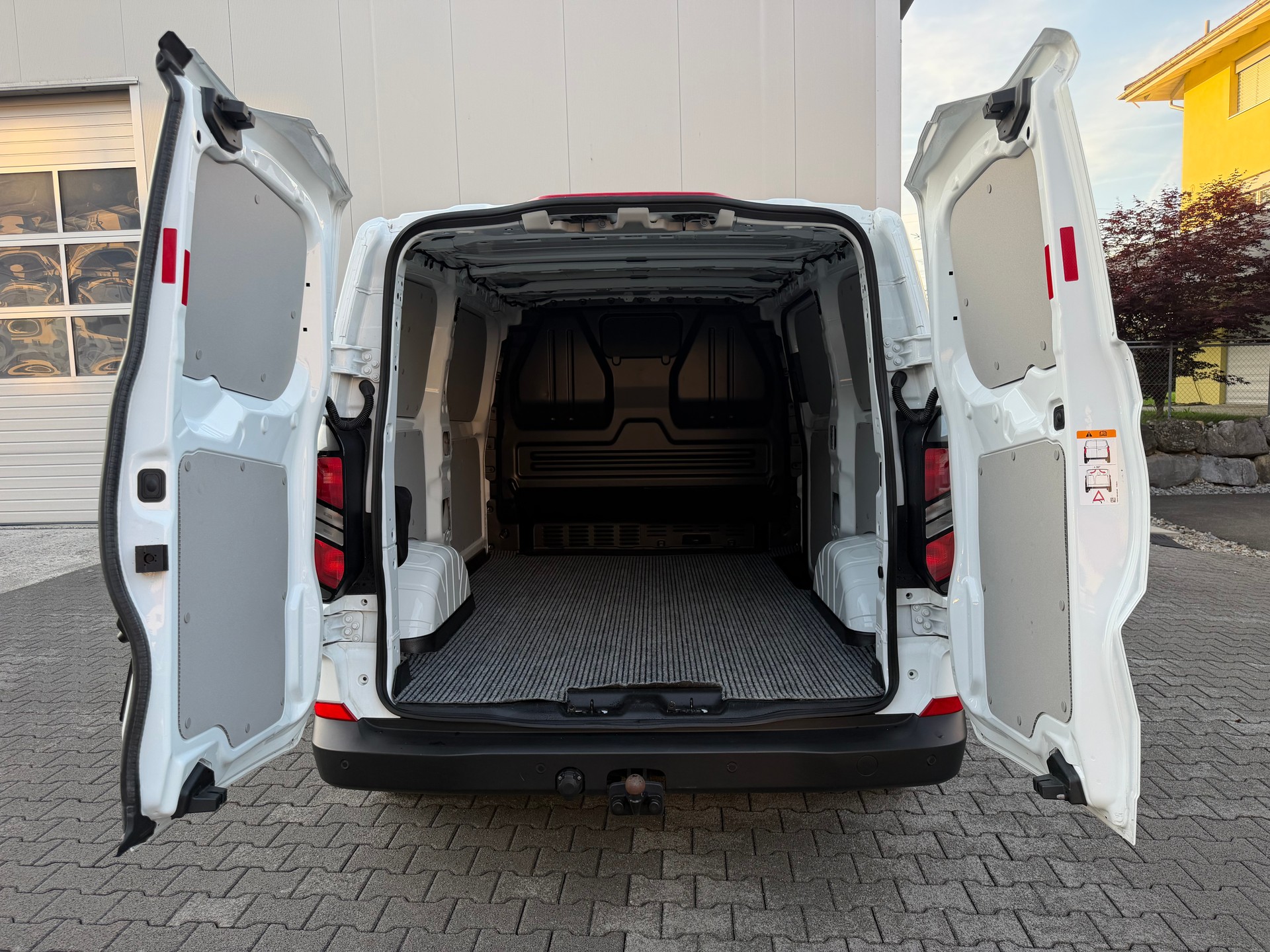 FORD Transit Custom Van 300 L1H1 Trend*FACELIFT MODELL*NUR 22000 KM*TOP ZUSTAND*TOP AUSSTATTUNG*NAVI*RÜCKFAHRKAMERA*3 SITZE*AHK*-image-5