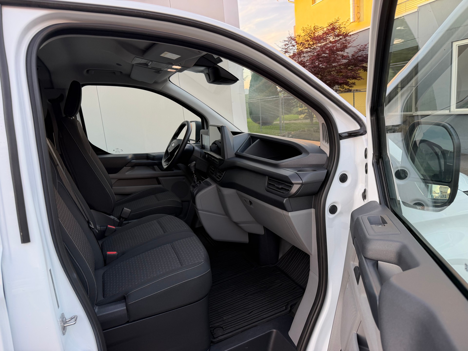 FORD Transit Custom Van 300 L1H1 Trend*FACELIFT MODELL*NUR 22000 KM*TOP ZUSTAND*TOP AUSSTATTUNG*NAVI*RÜCKFAHRKAMERA*3 SITZE*AHK*-image-29