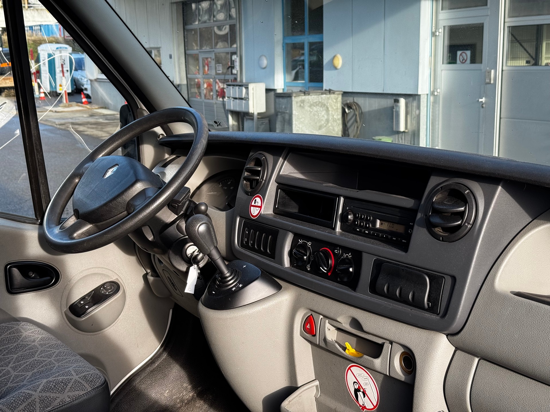 RENAULT Master T35 2.5dCi L2H1-image-8