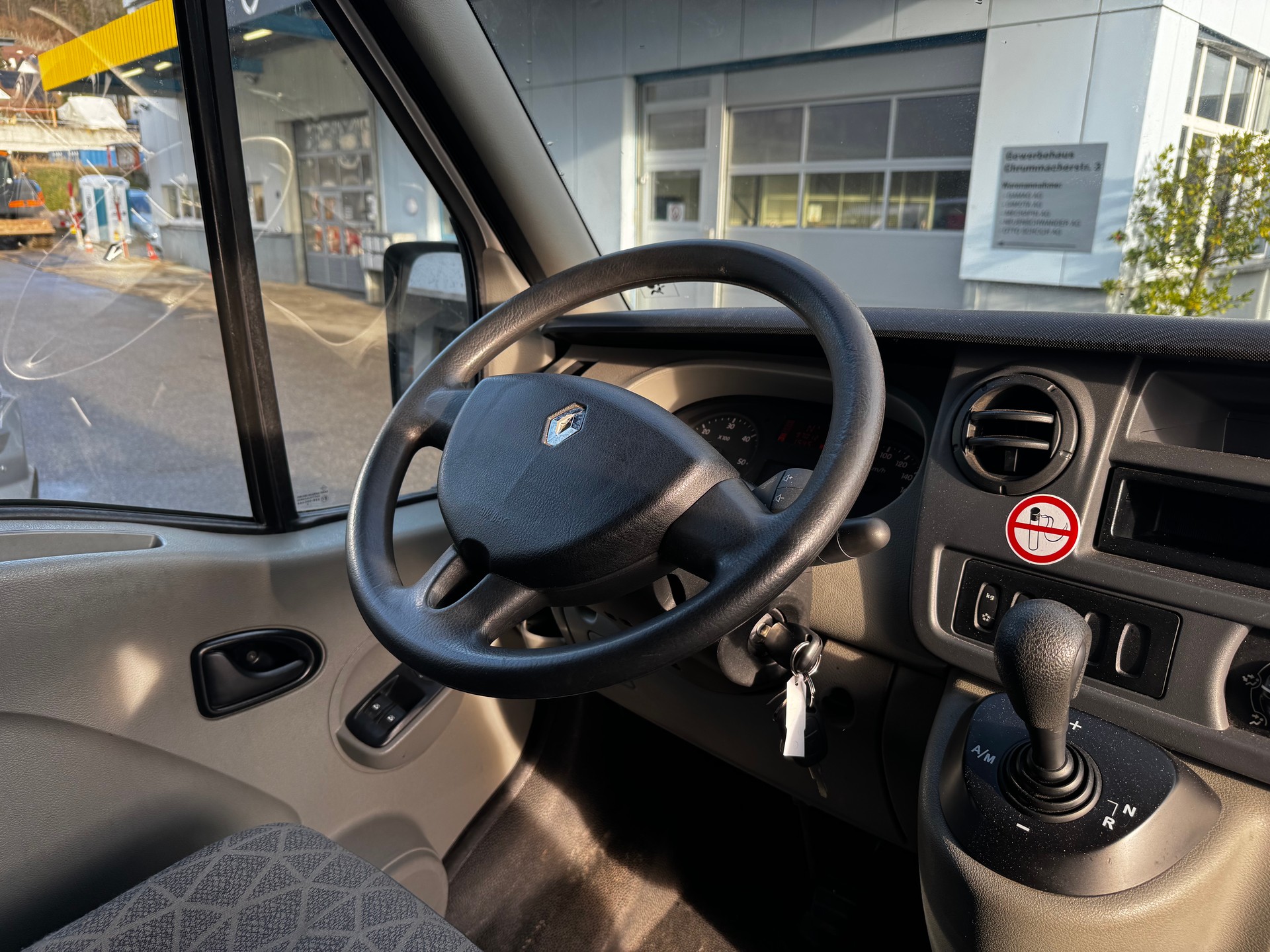 RENAULT Master T35 2.5dCi L2H1-image-9