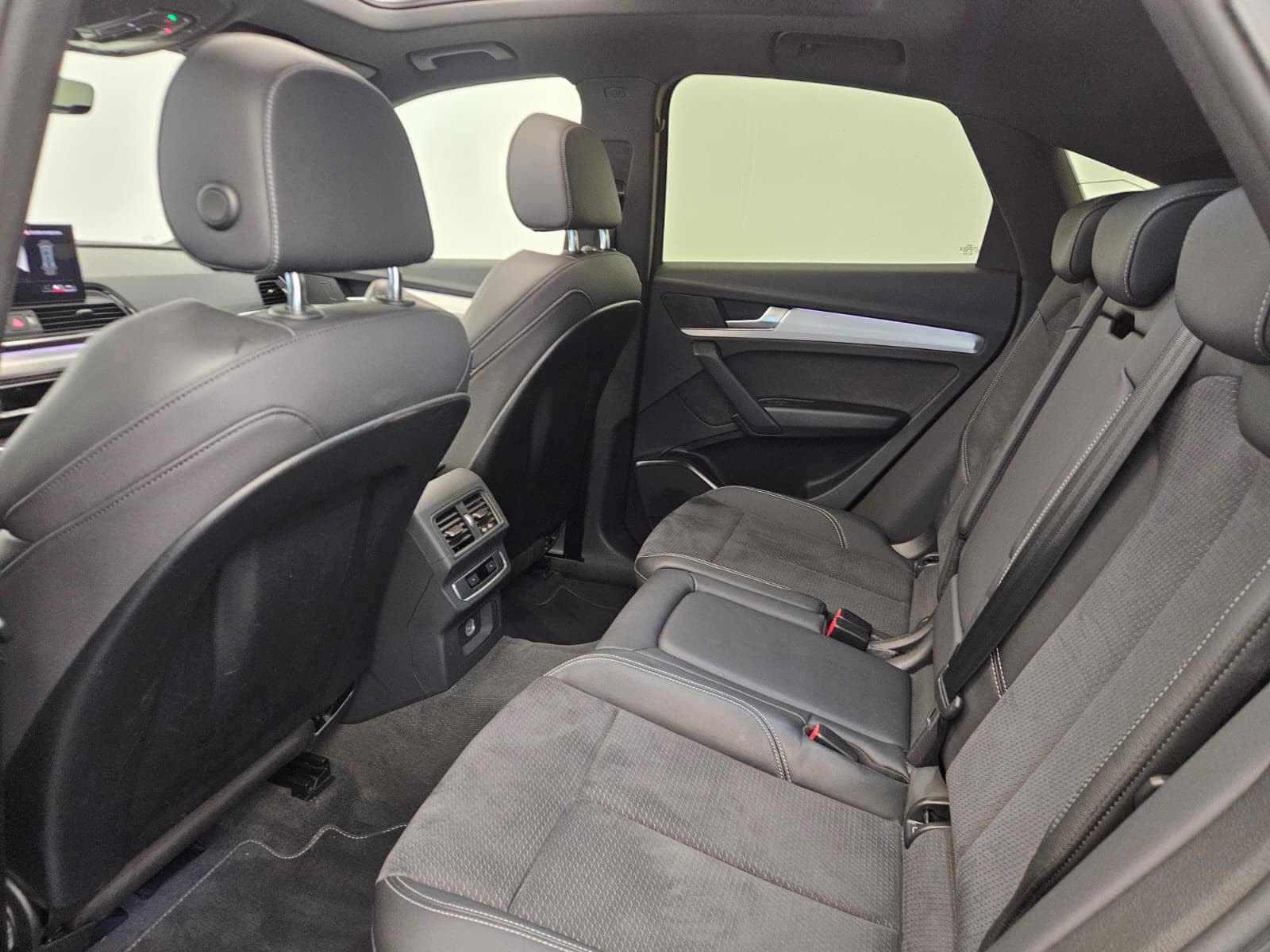 AUDI Q5 Sportback 40 TDI Blackedition quattro S-tronic-image-12