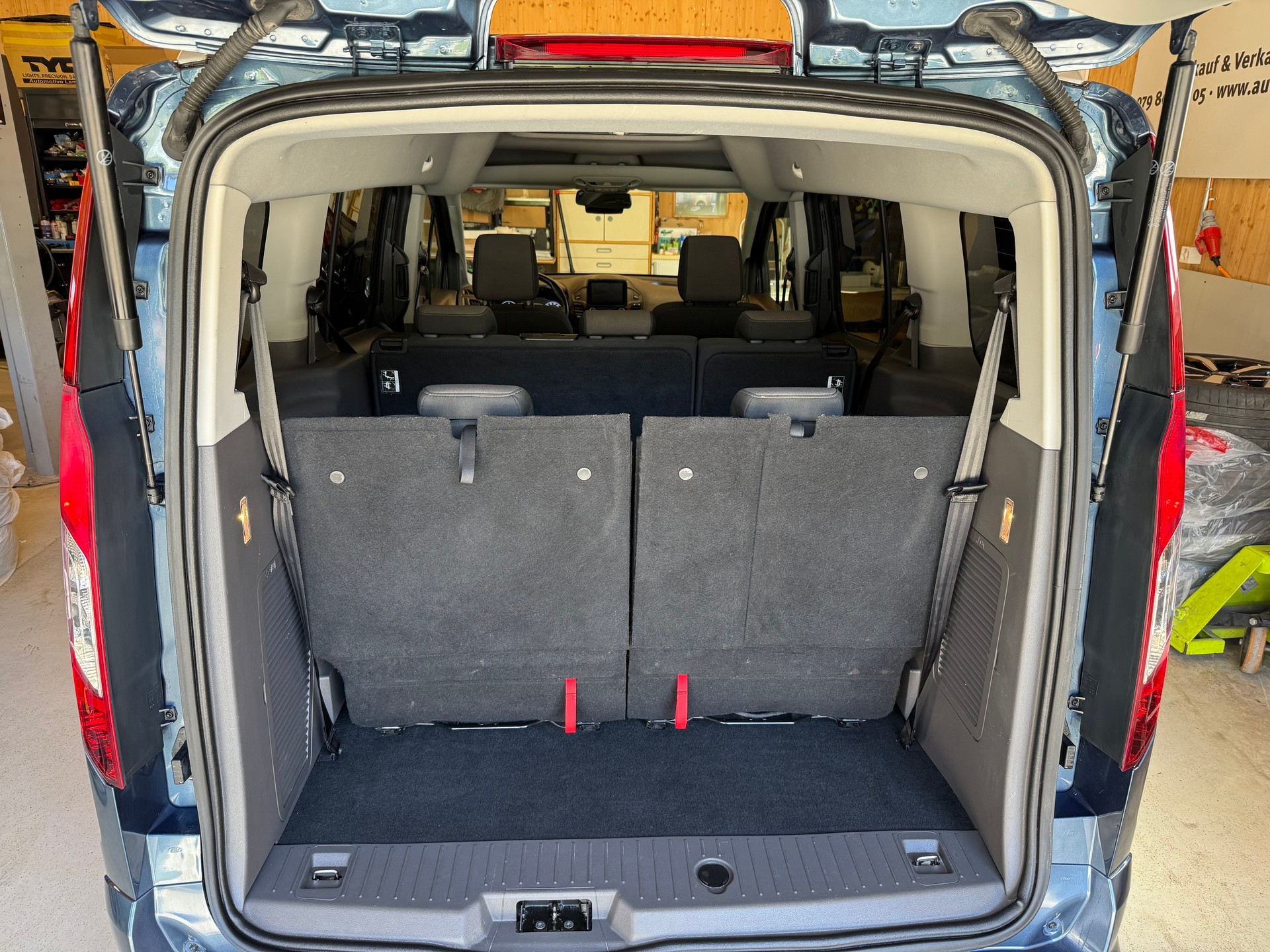 FORD Grand Tourneo Connect 1.5 EcoBlue Titanium Automat-image-16