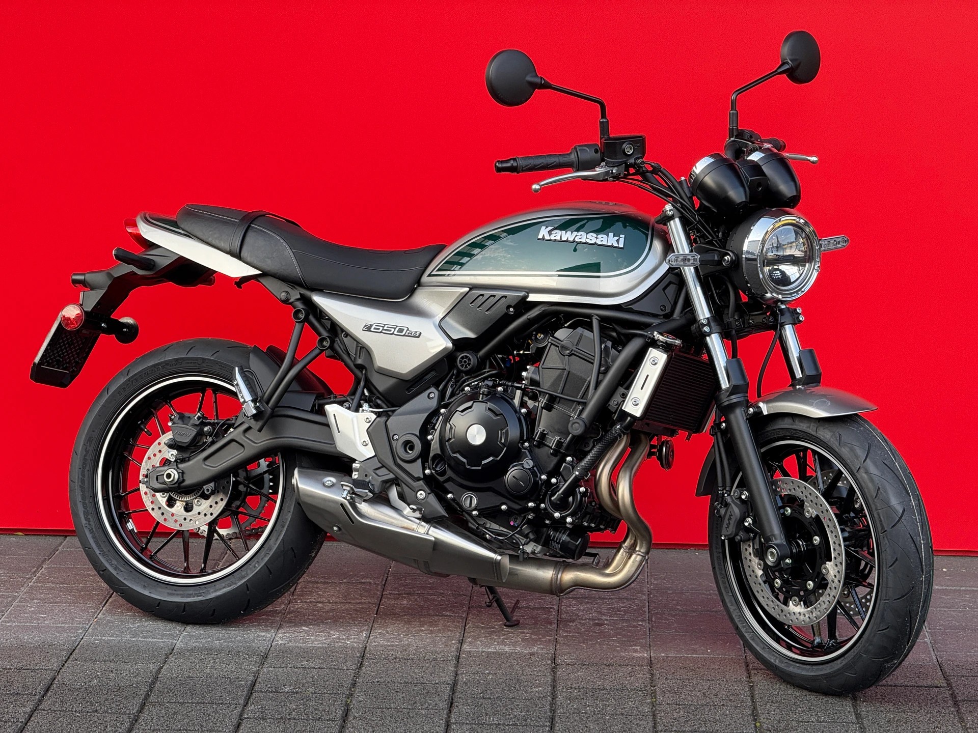 KAWASAKI Z 650 RS-showroom-element-1