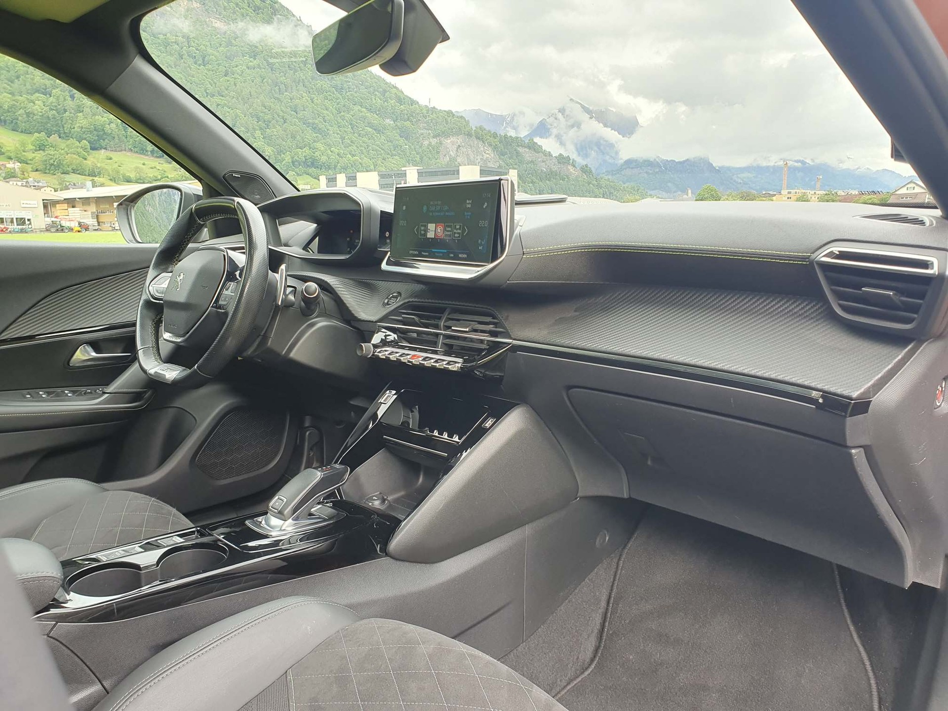 PEUGEOT 2008 1.2 PureTech 155 GT-image-9