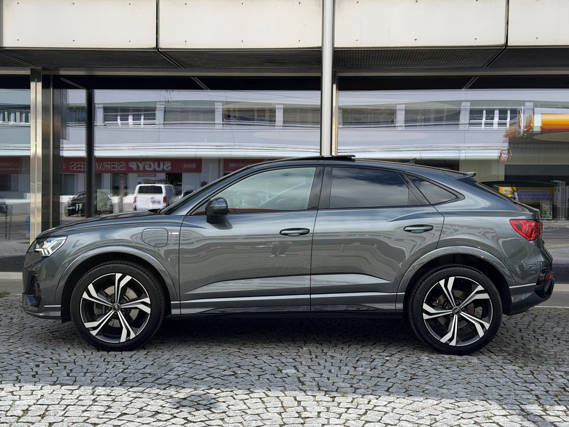 AUDI Q3 SB 45 TFSI e S li S-tr-image-2