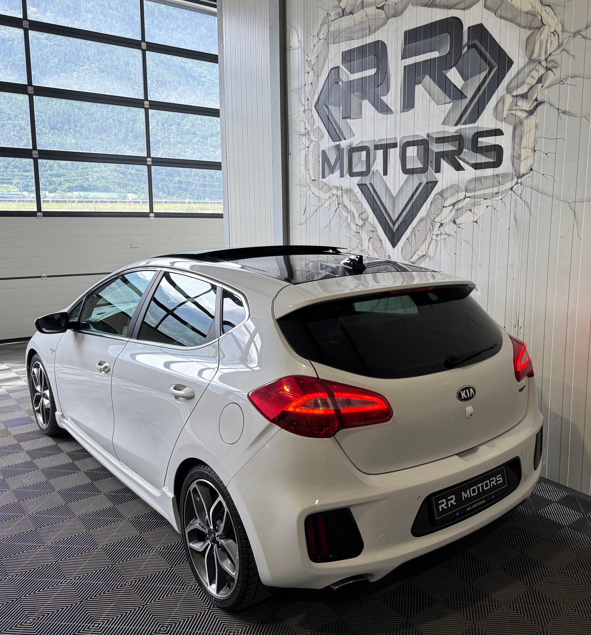 KIA Cee'd 1.6 GDi GT-image-2
