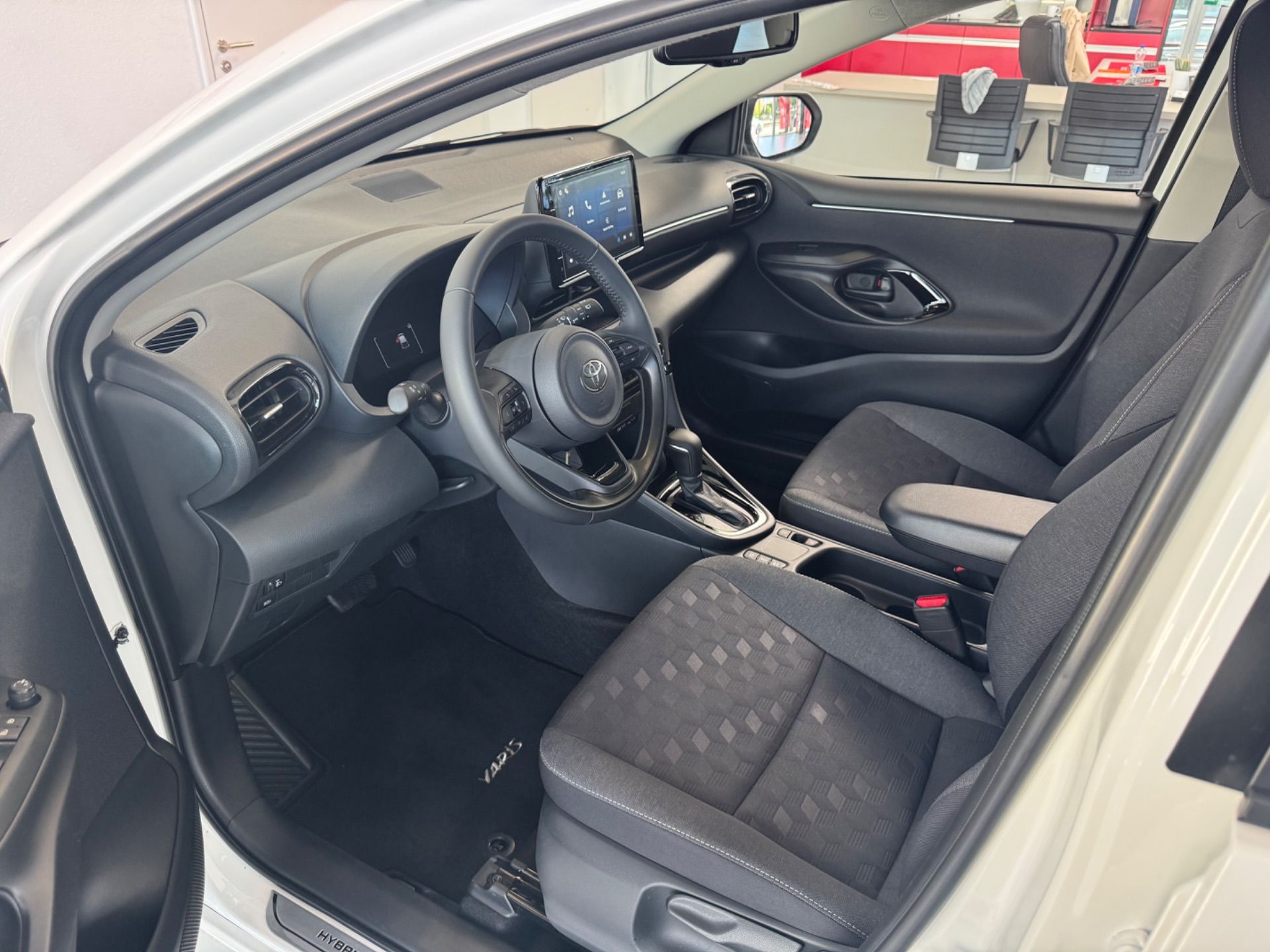 TOYOTA Yaris 1.5 Trend e-CVT-image-8