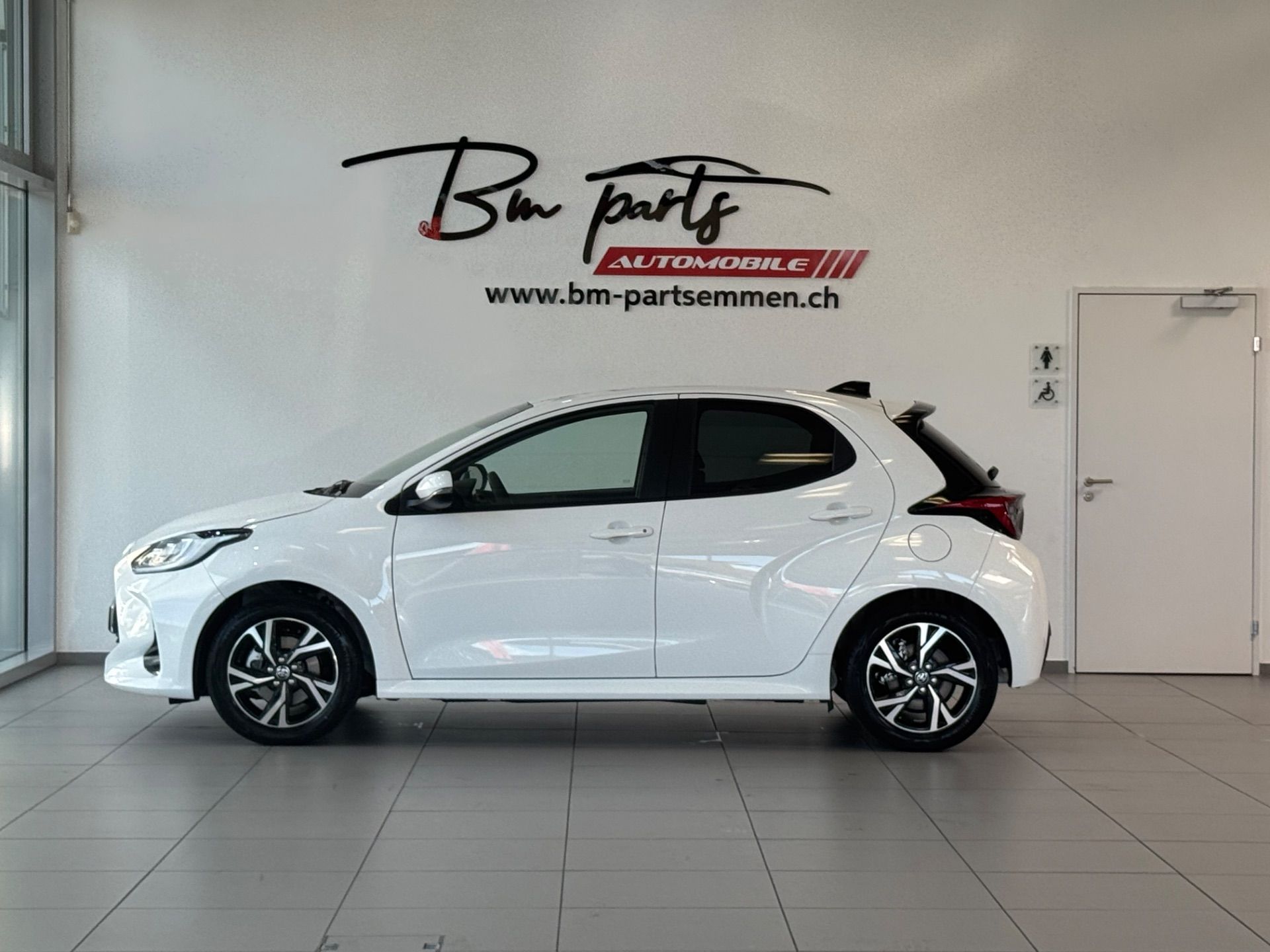 TOYOTA Yaris 1.5 Trend e-CVT-image-2