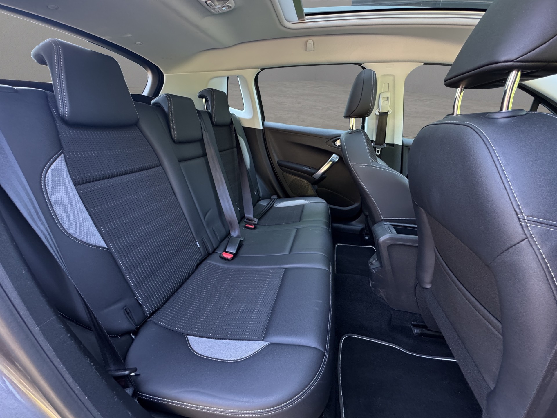 PEUGEOT 2008 1.6 e-HDi Crossway-image-15