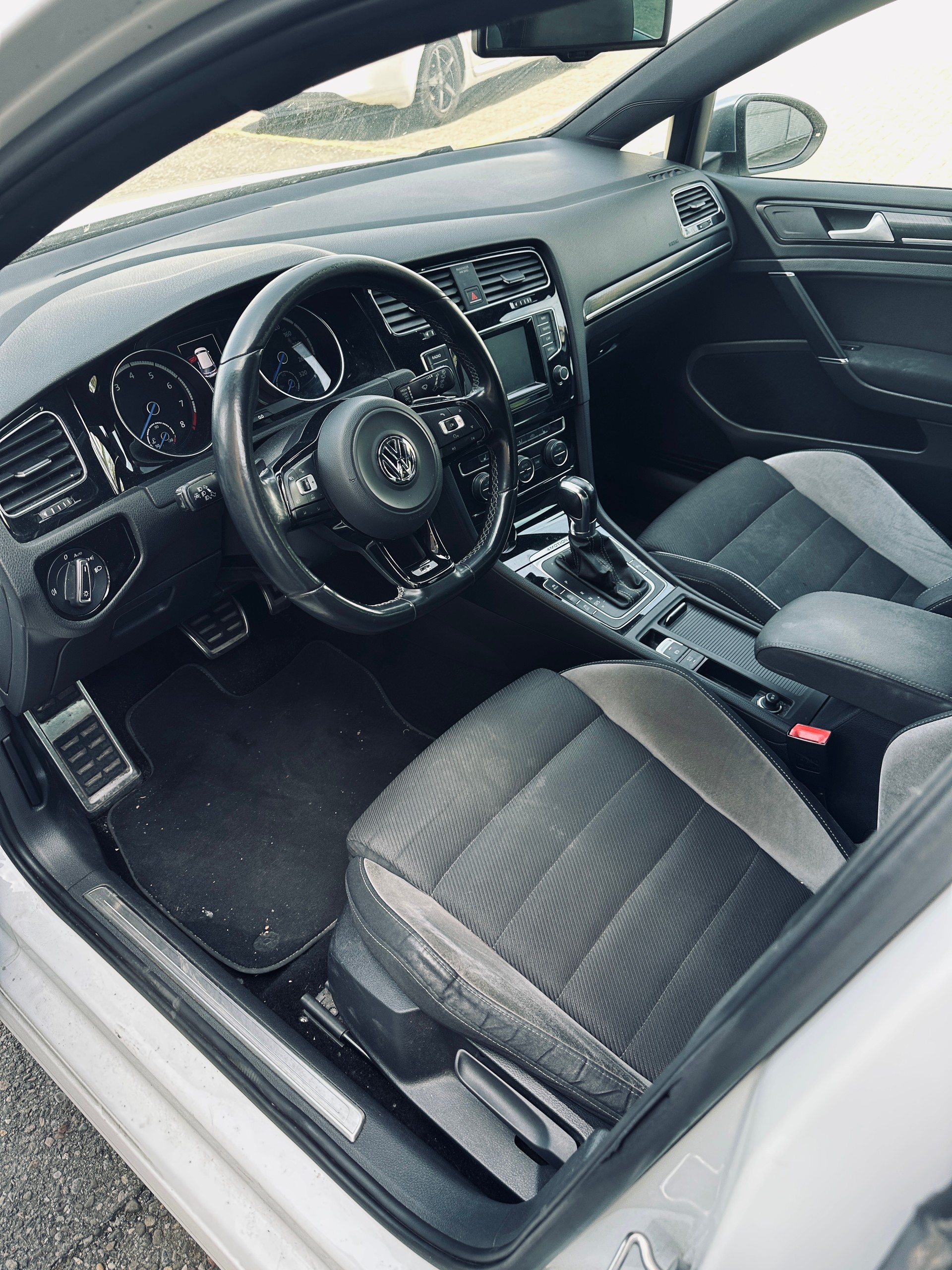 VW Golf 2.0 TSI R 4Motion DSG-image-12
