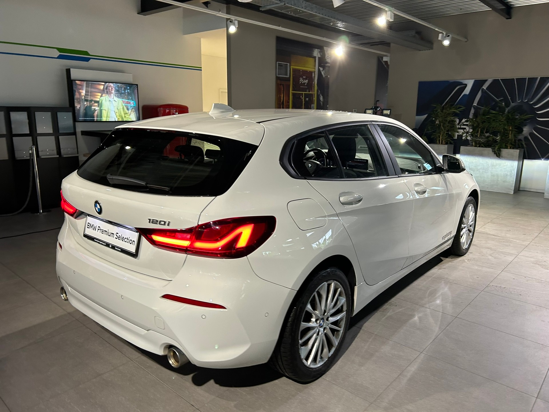 BMW 120i Steptronic-image-10