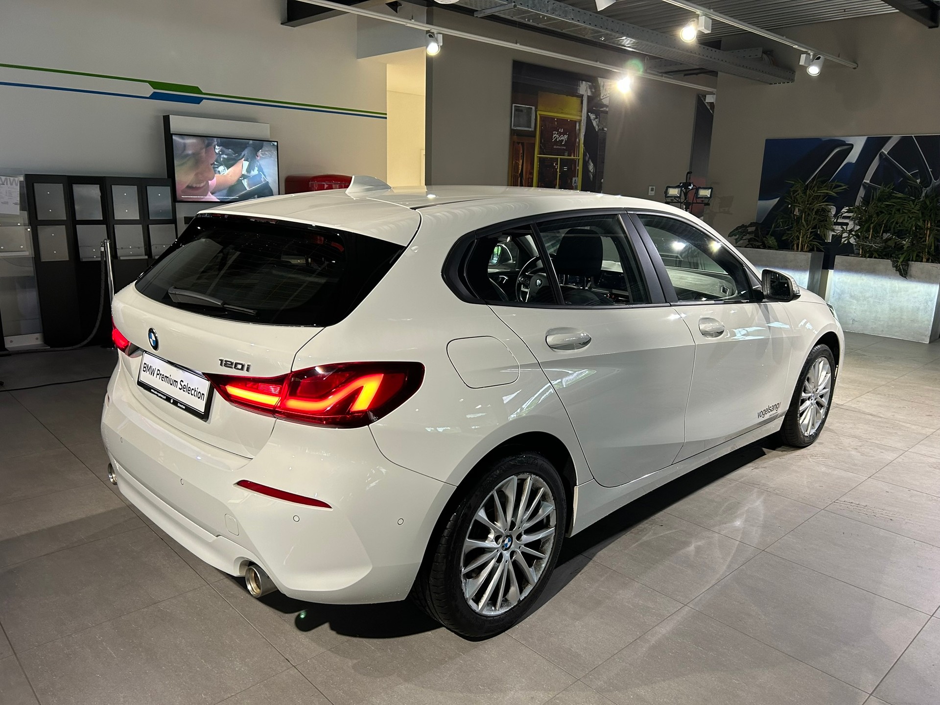 BMW 120i Steptronic-image-9