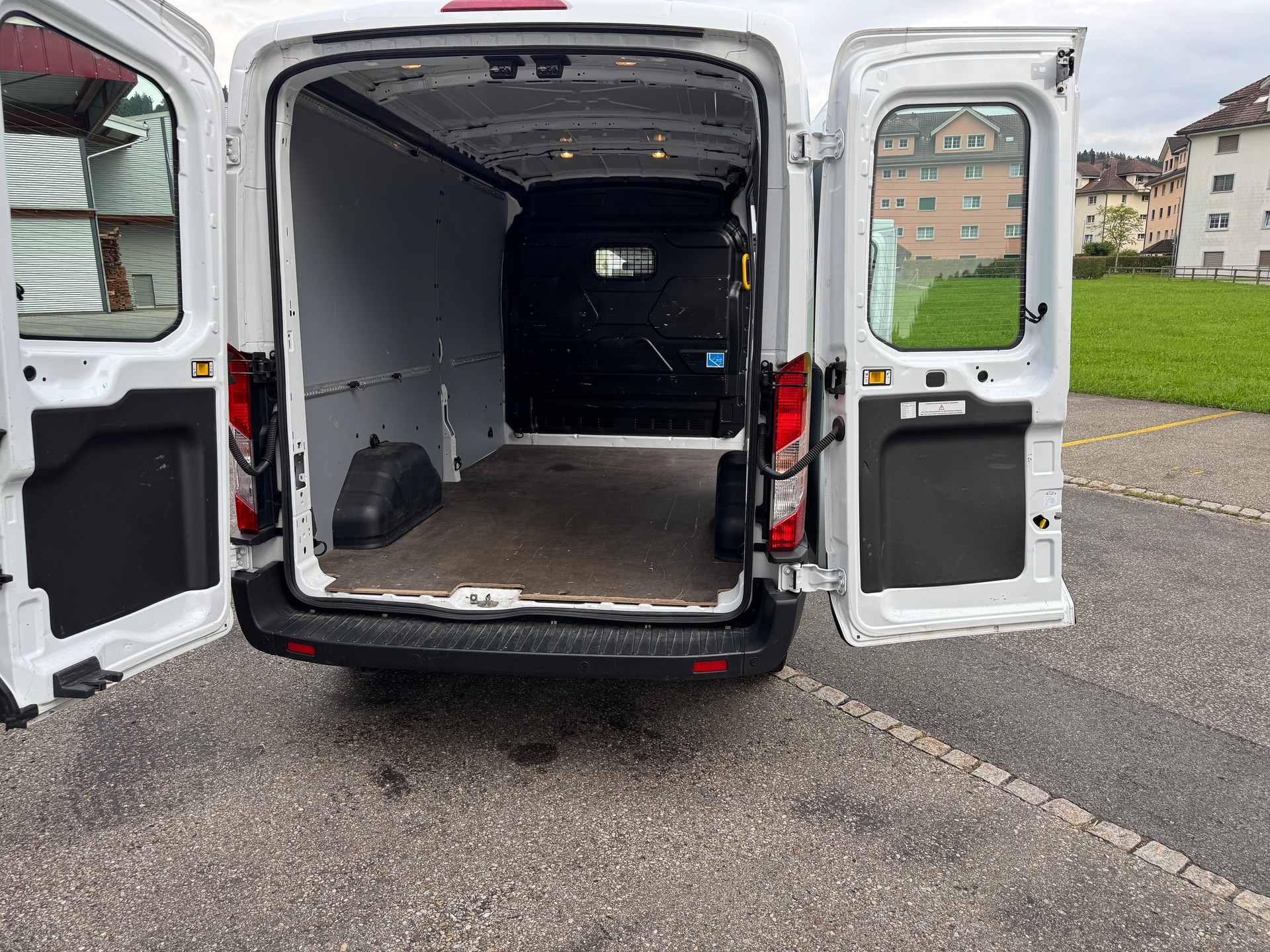 FORD Transit Van 350 L3 Trend 2.0 TDCi 130 FWD A-image-6