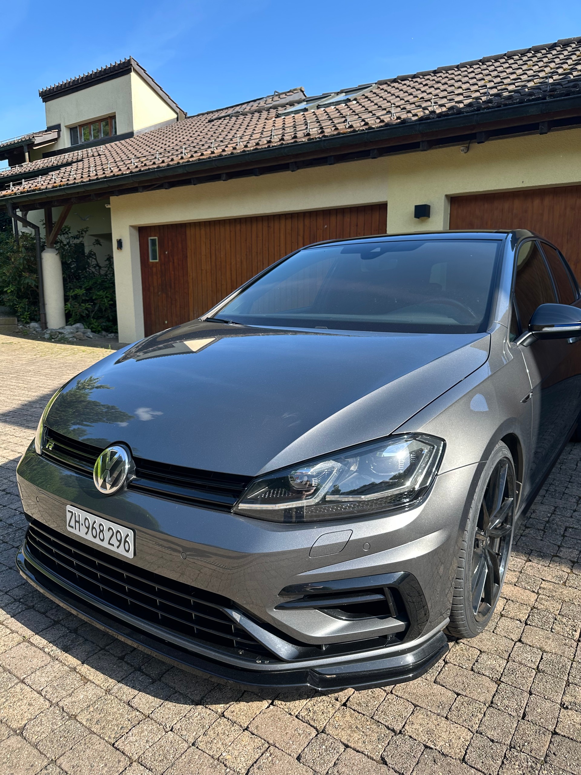VW 2.0 TSI R DSG 4motion-image-0