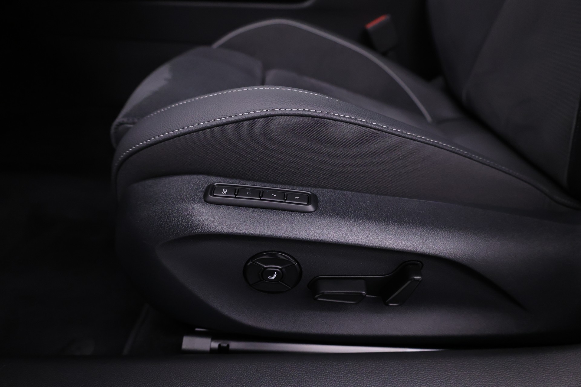 SKODA Superb Combi 2.0 TDI Sportline 4x4 DSG-image-26