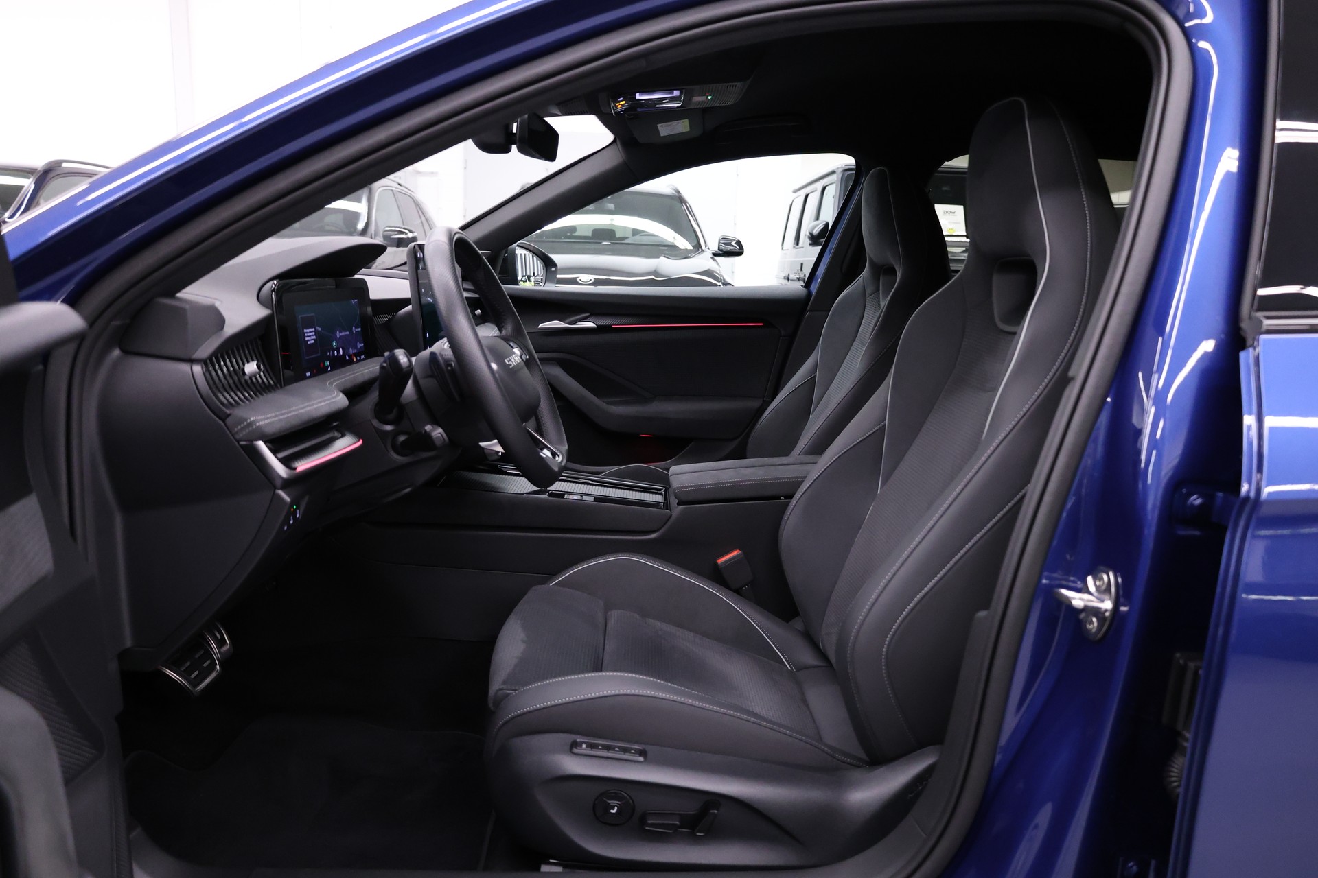 SKODA Superb Combi 2.0 TDI Sportline 4x4 DSG-image-17
